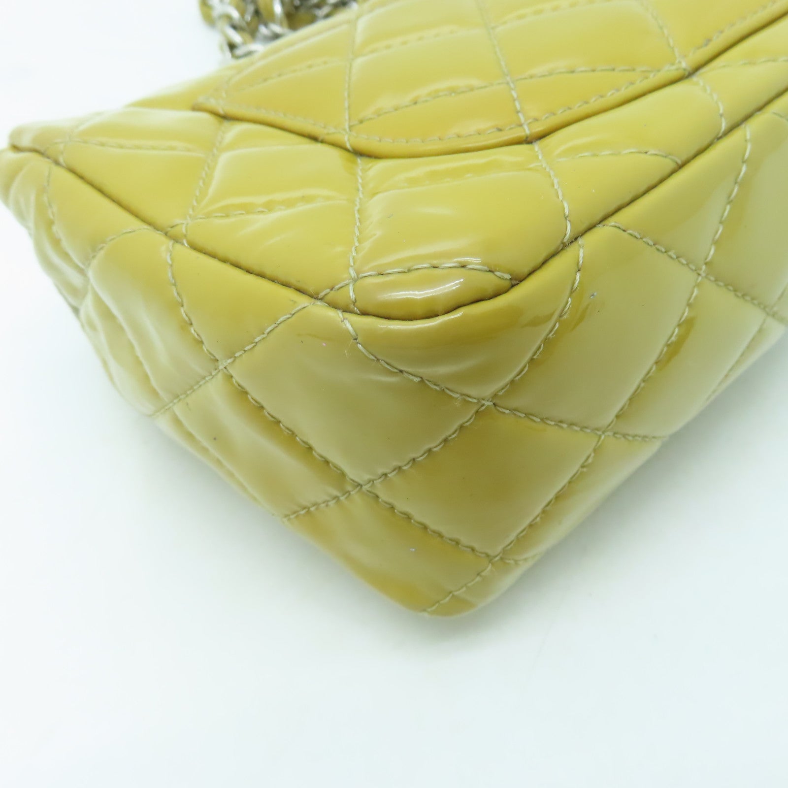 CHANEL 【清倉大減價】菱格漆皮皮革Classic 20cm銀扣鏈帶肩背袋黃色