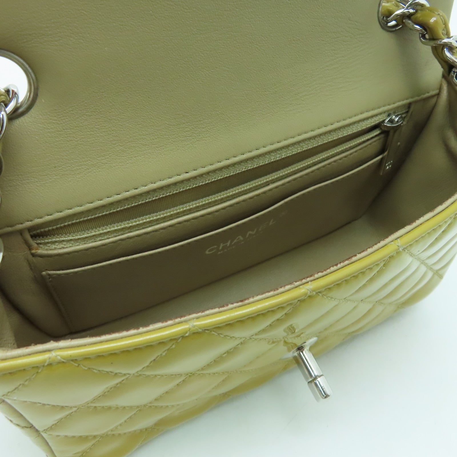 CHANEL 【清倉大減價】菱格漆皮皮革Classic 20cm銀扣鏈帶肩背袋黃色