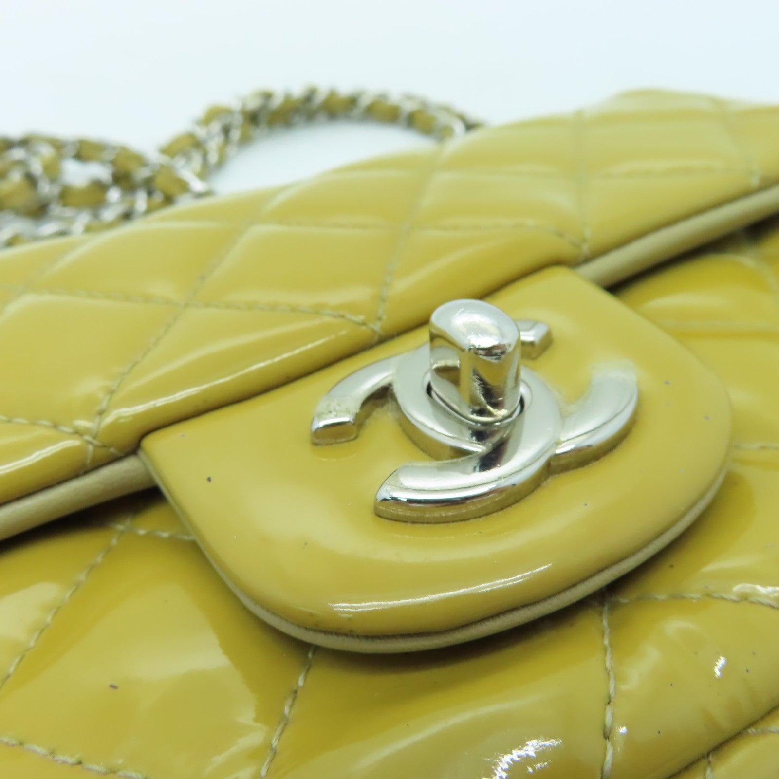CHANEL 【清倉大減價】菱格漆皮皮革Classic 20cm銀扣鏈帶肩背袋黃色