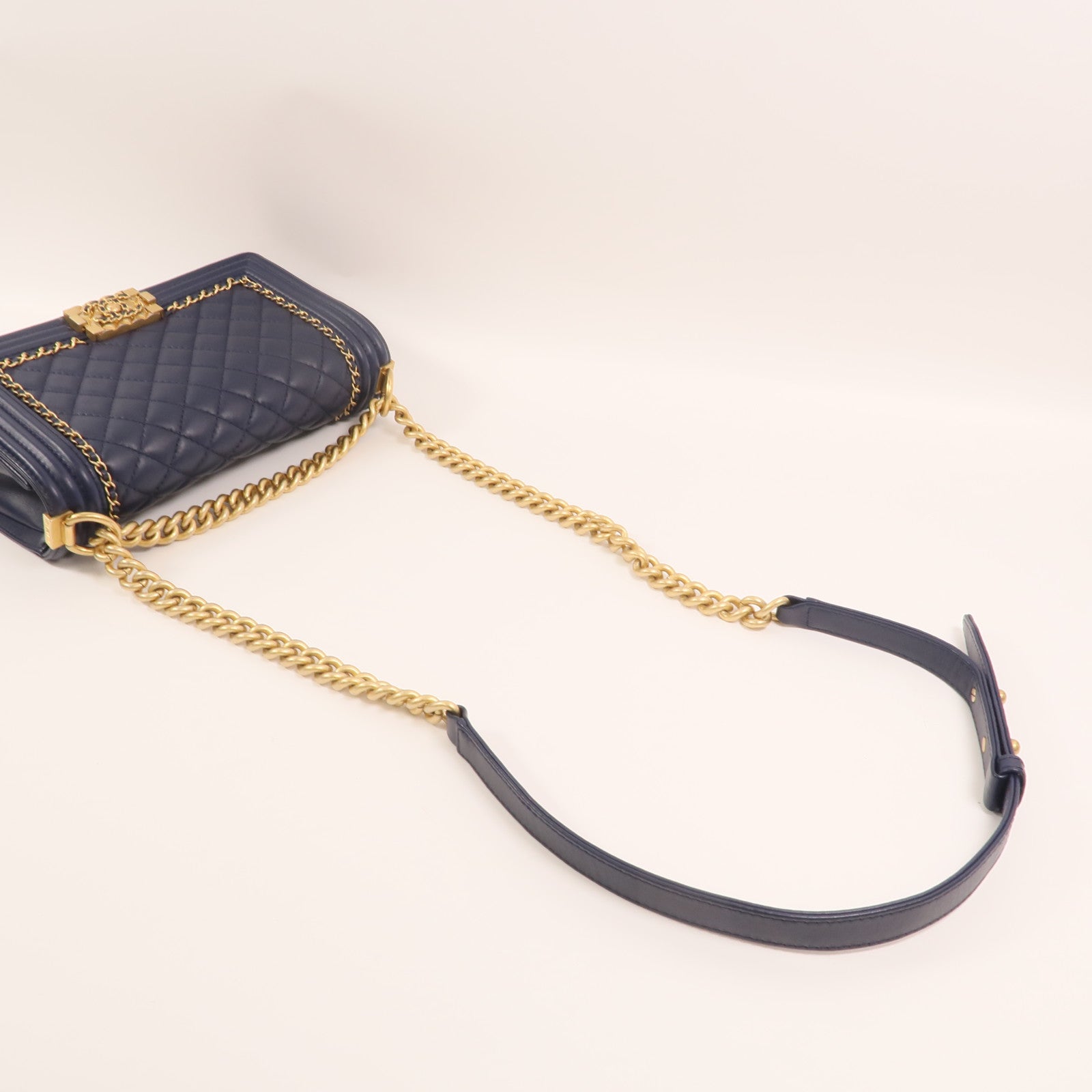CHANEL 牛皮皮革Boy 25金扣肩背袋