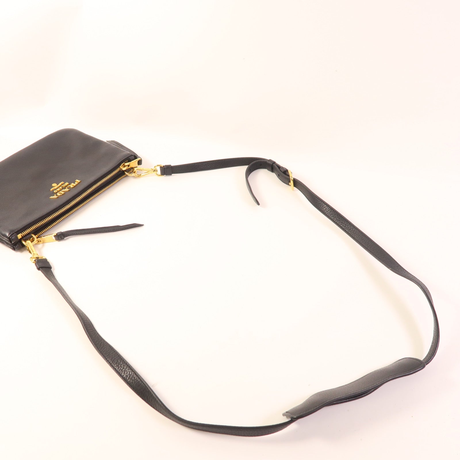 PRADA 牛皮皮革Shoulder Bag金扣肩背袋