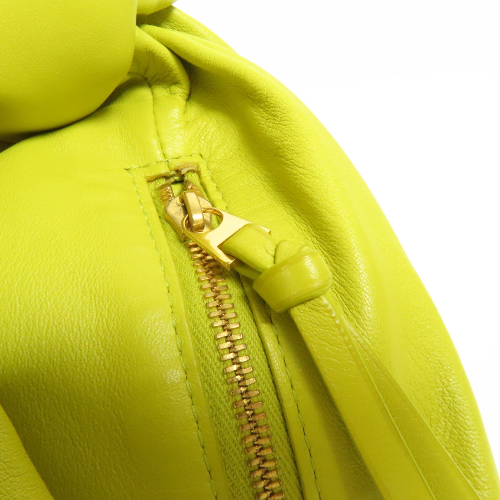 BOTTEGA VENETA 牛皮皮革Mini Double Knot金扣手挽袋