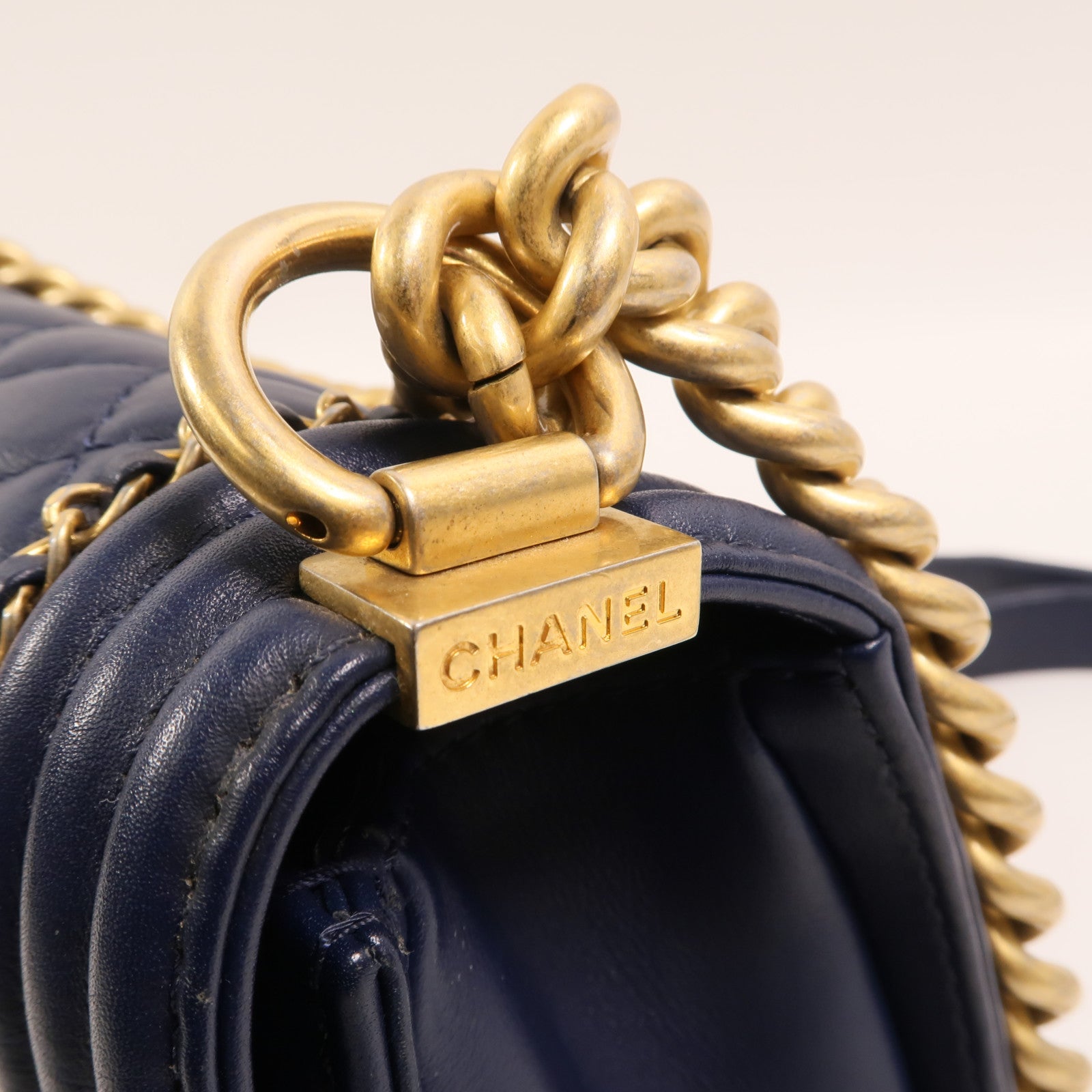 CHANEL 牛皮皮革Boy 25金扣肩背袋