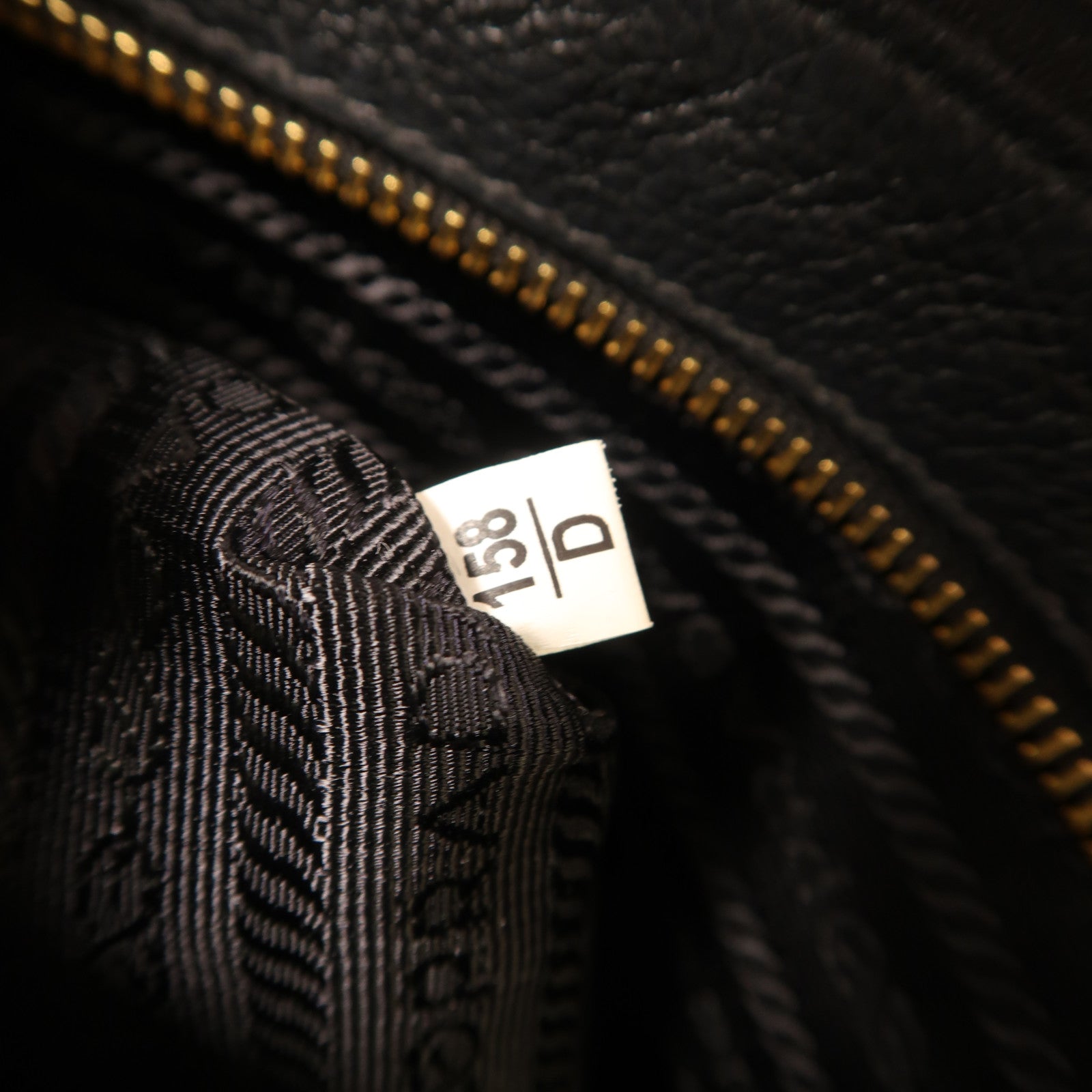 PRADA 牛皮皮革Shoulder Bag金扣肩背袋