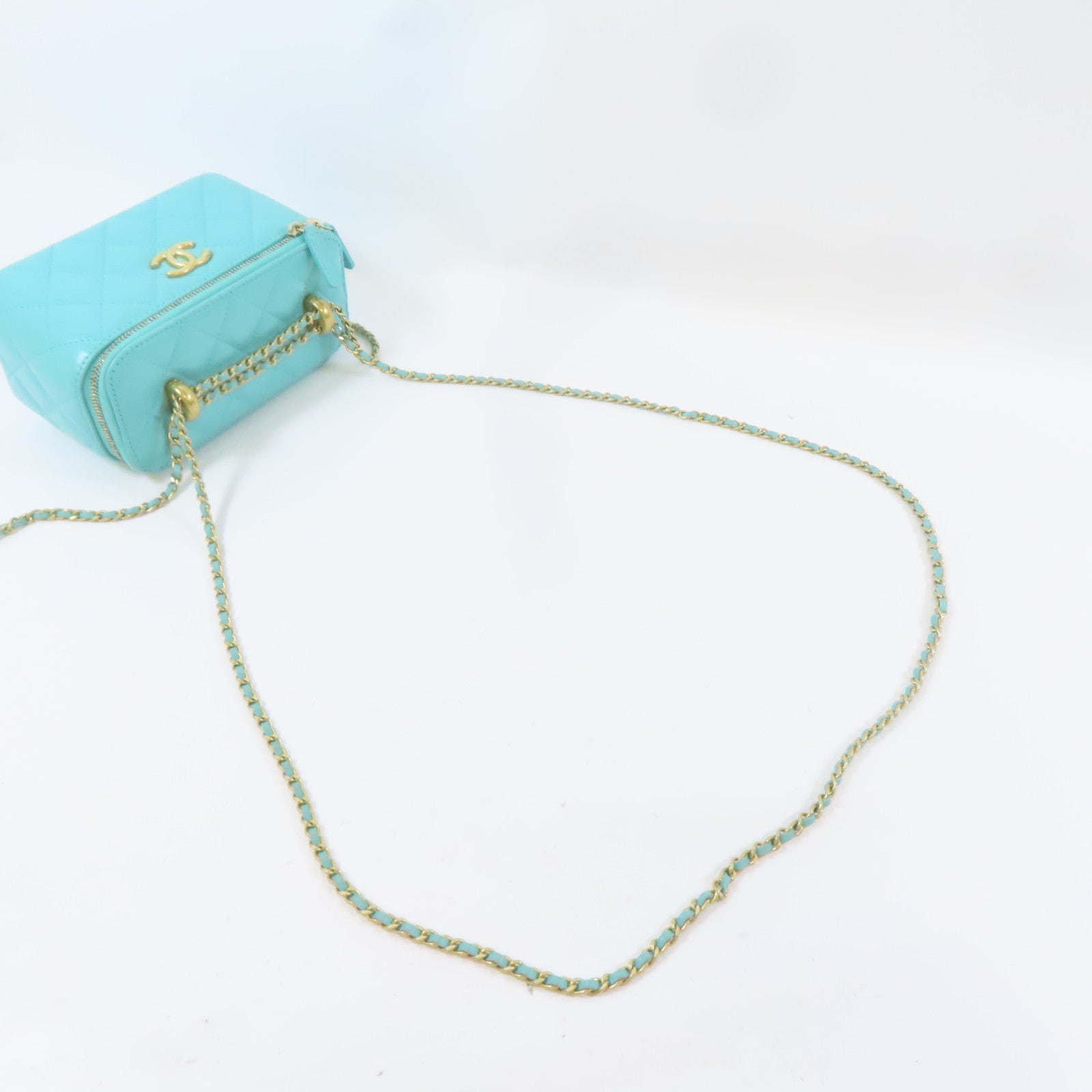 CHANEL 菱格羊皮皮革Vanity Case金扣鏈帶肩背袋綠松石色