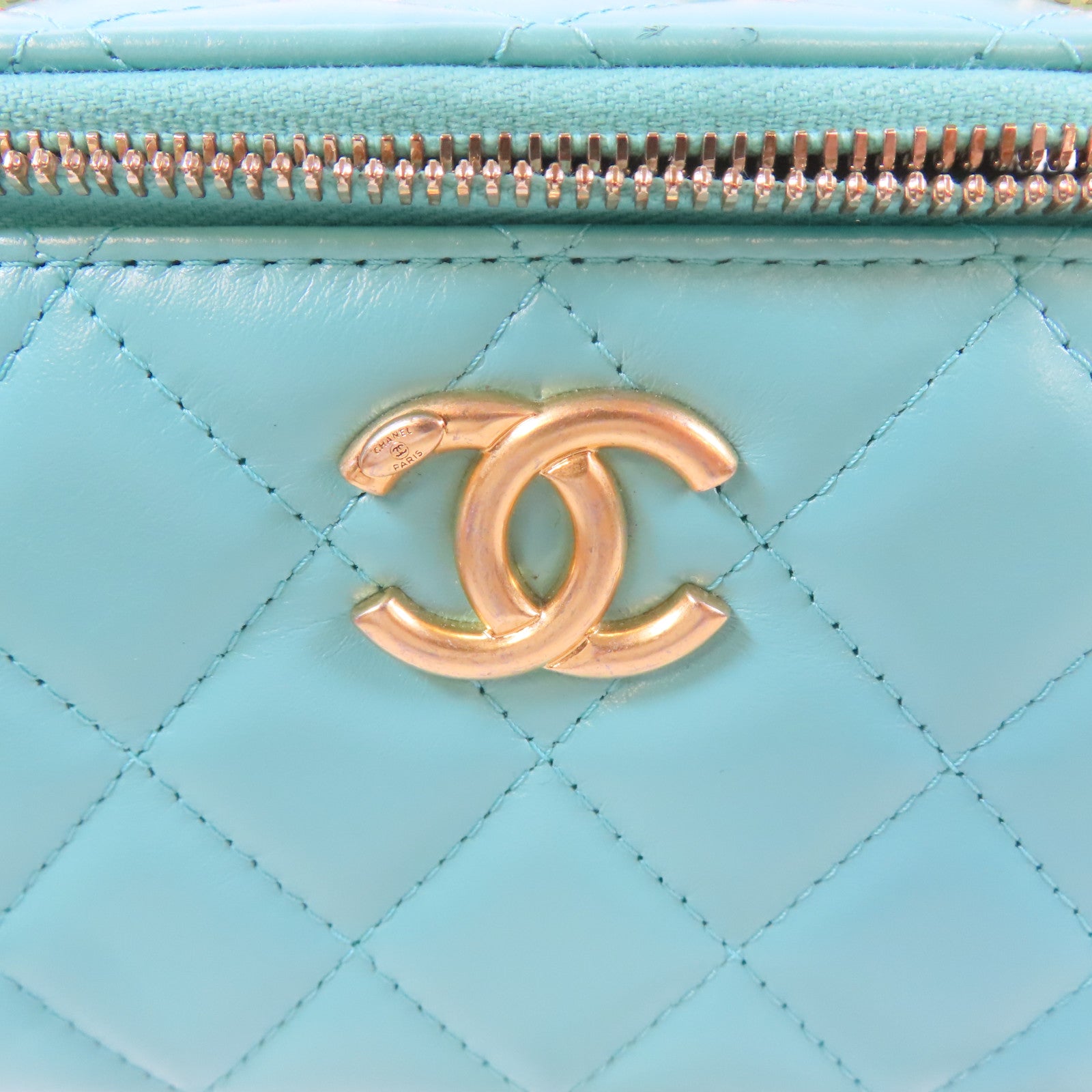 CHANEL 菱格羊皮皮革Vanity Case金扣鏈帶肩背袋綠松石色