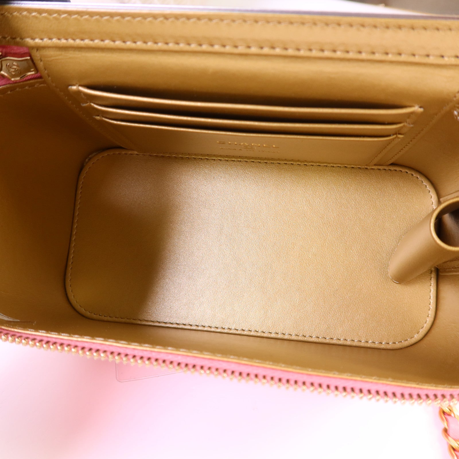 CHANEL 牛皮皮革Vanity Case金扣鏈帶肩背袋