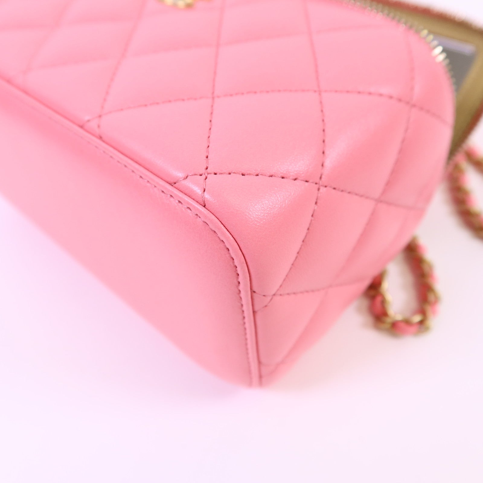 CHANEL 牛皮皮革Vanity Case金扣鏈帶肩背袋
