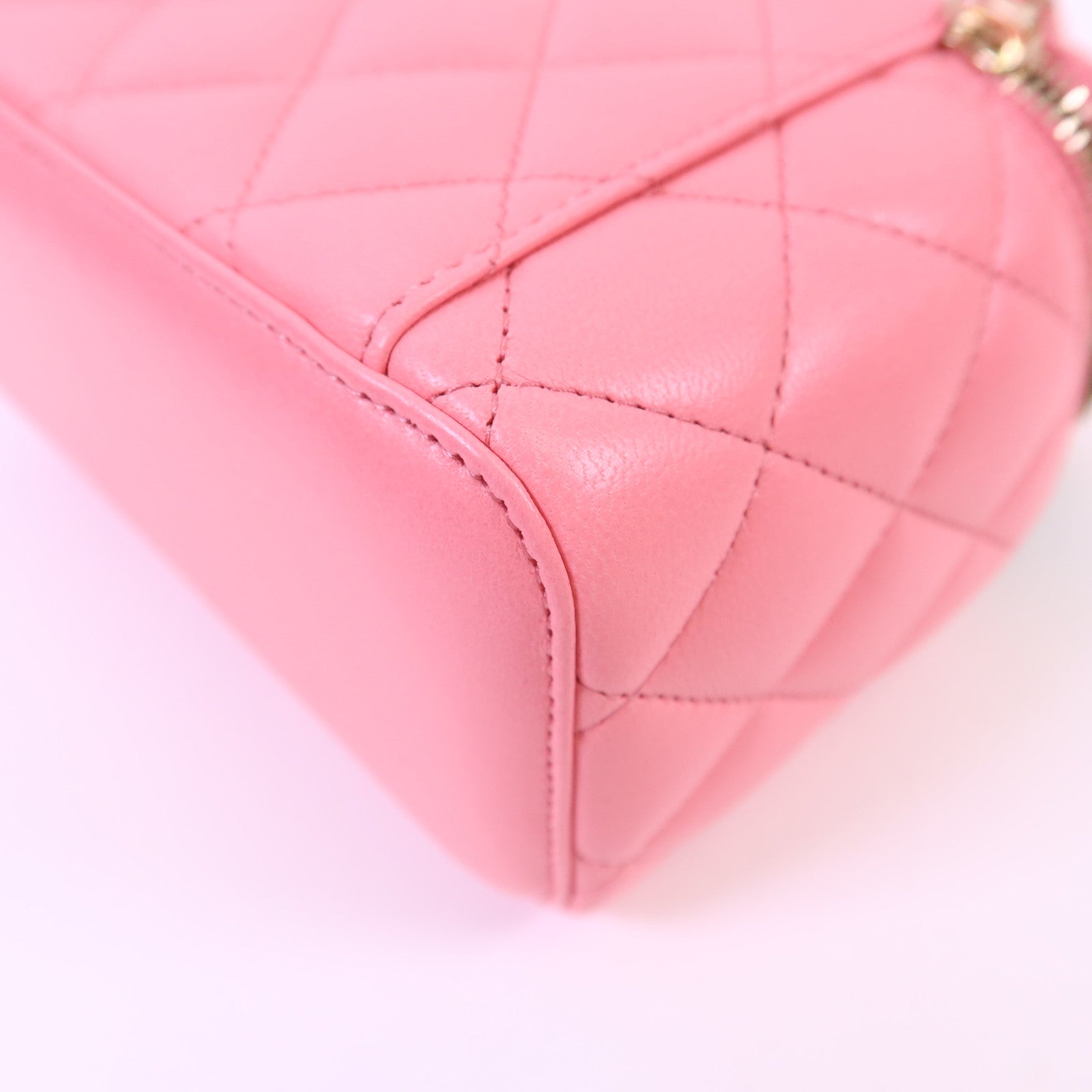 CHANEL 牛皮皮革Vanity Case金扣鏈帶肩背袋