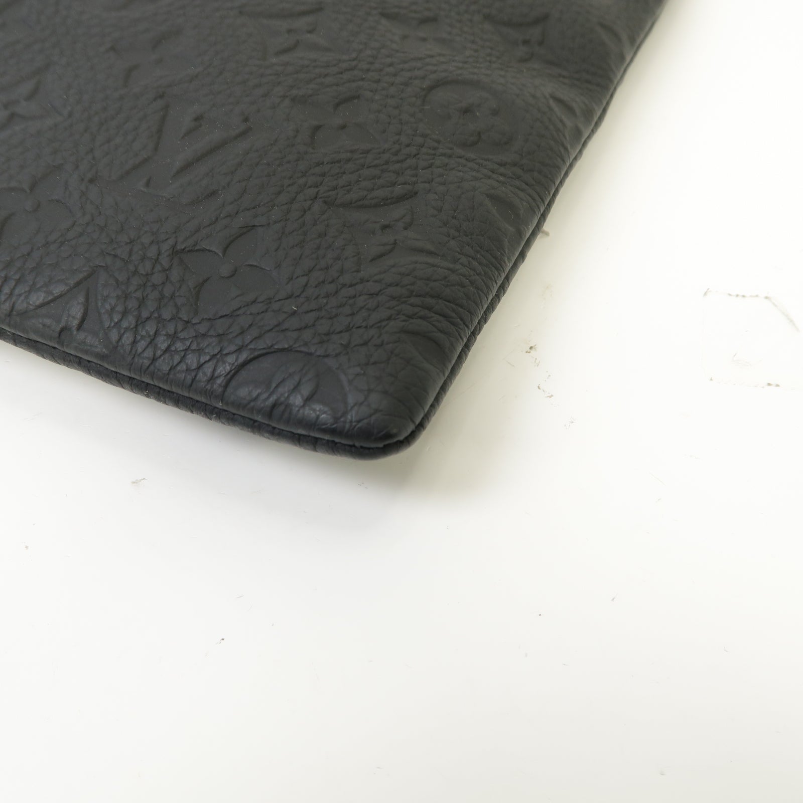 LOUIS VUITTON 【激減優惠】Taurillon Monogram Pochette A4手拿包黑色