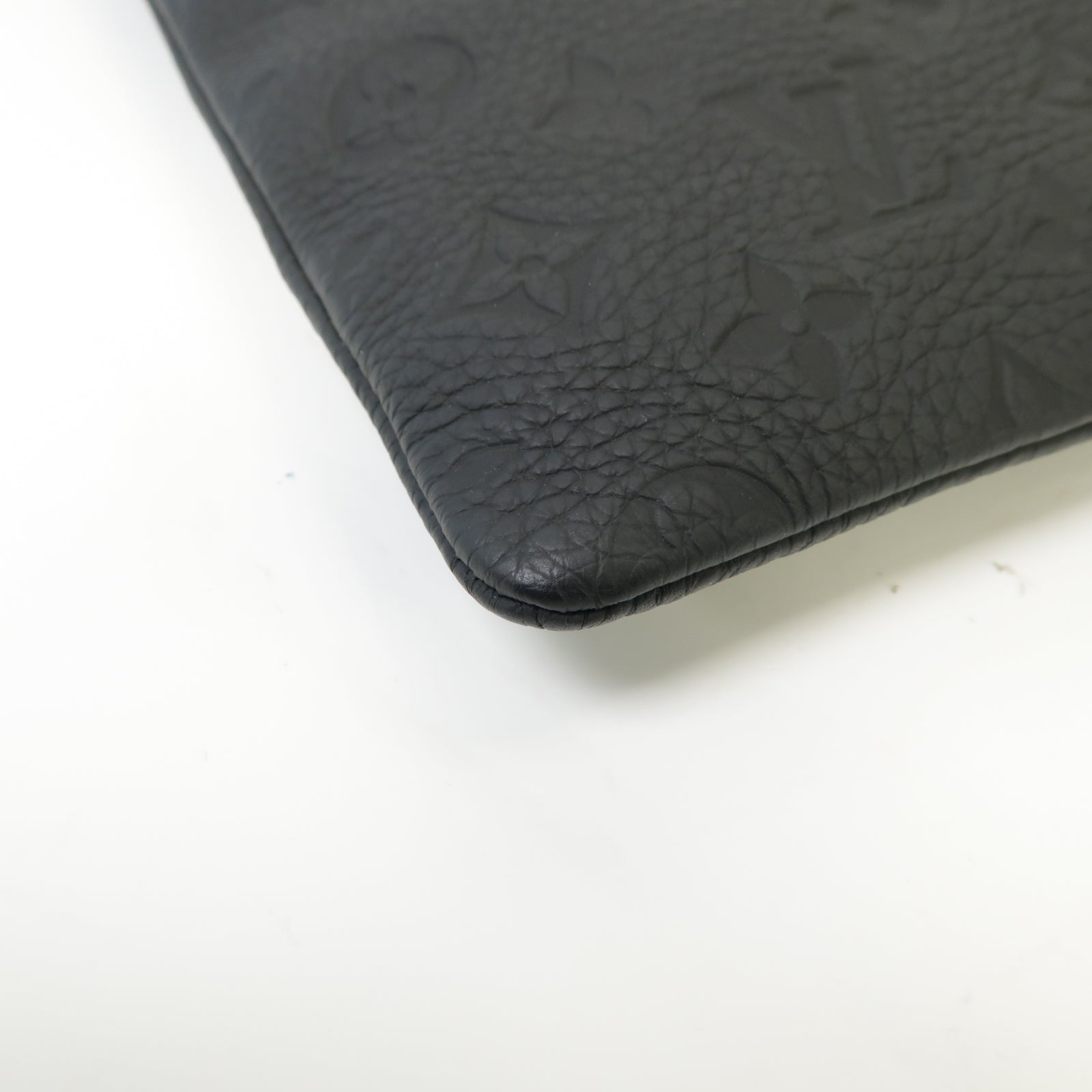 LOUIS VUITTON 【激減優惠】Taurillon Monogram Pochette A4手拿包黑色