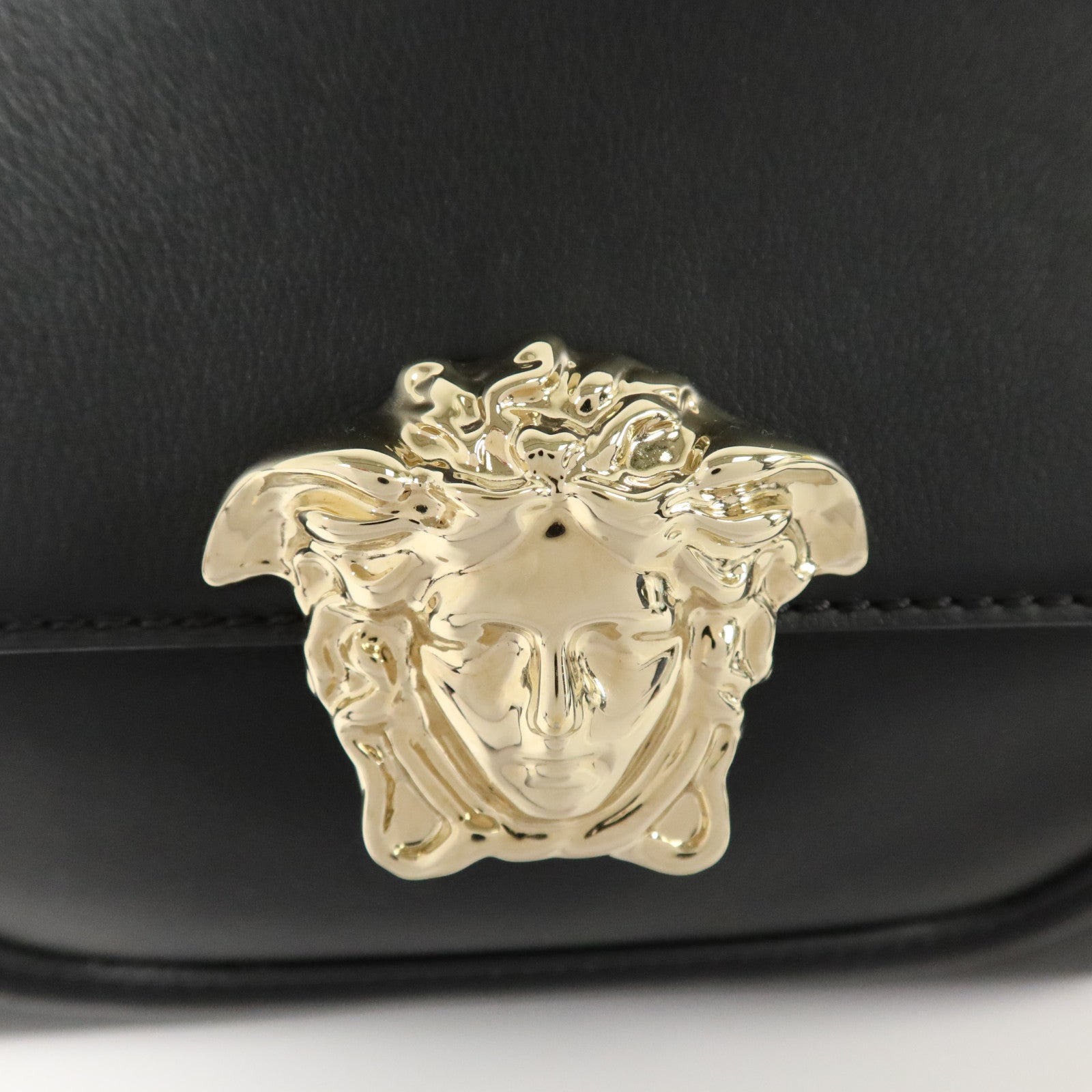 VERSACE 牛皮皮革Medusa Shoulder金扣肩背袋