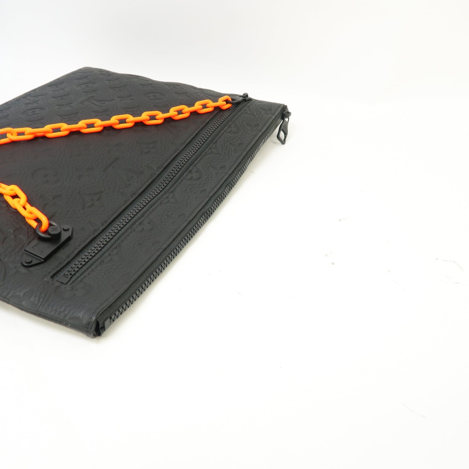 LOUIS VUITTON 【激減優惠】Taurillon Monogram Pochette A4手拿包黑色