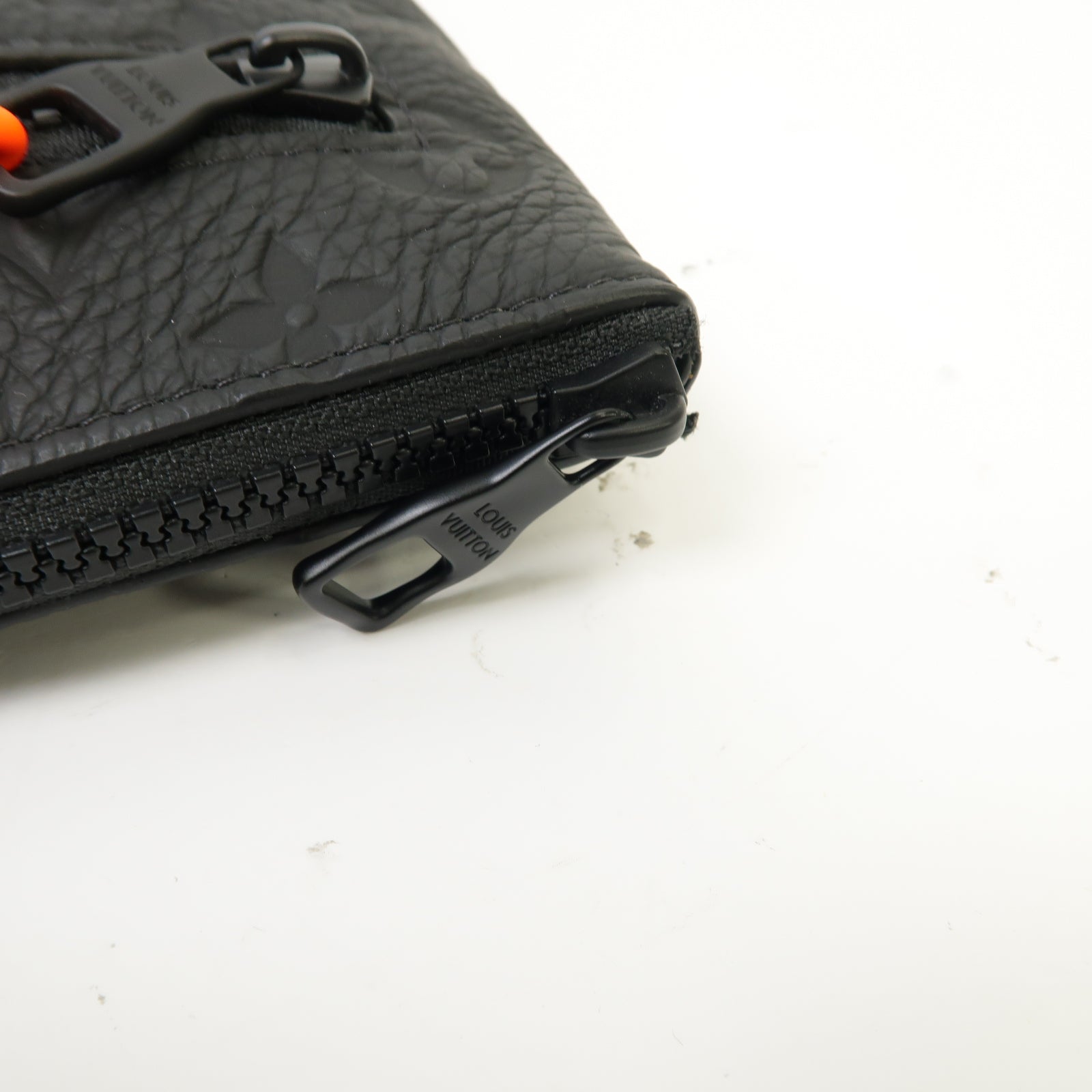 LOUIS VUITTON 【激減優惠】Taurillon Monogram Pochette A4手拿包黑色