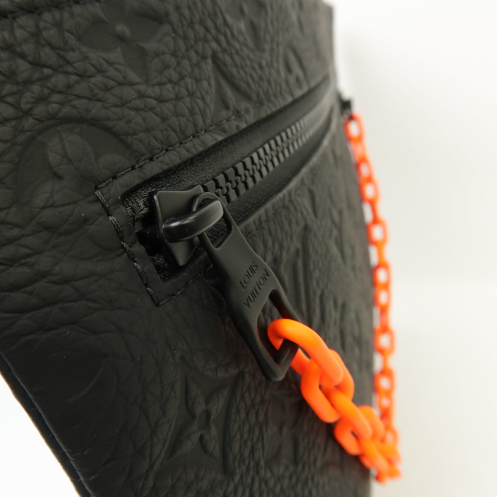 LOUIS VUITTON 【激減優惠】Taurillon Monogram Pochette A4手拿包黑色