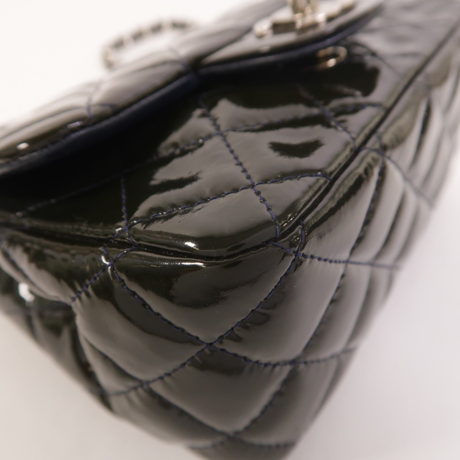 CHANEL 漆皮皮革Mini Classic 17鏈帶肩背袋