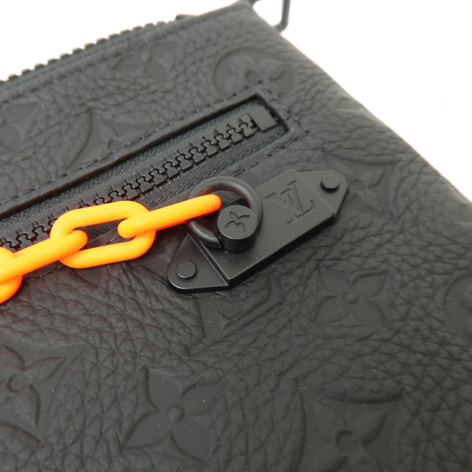 LOUIS VUITTON 【激減優惠】Taurillon Monogram Pochette A4手拿包黑色