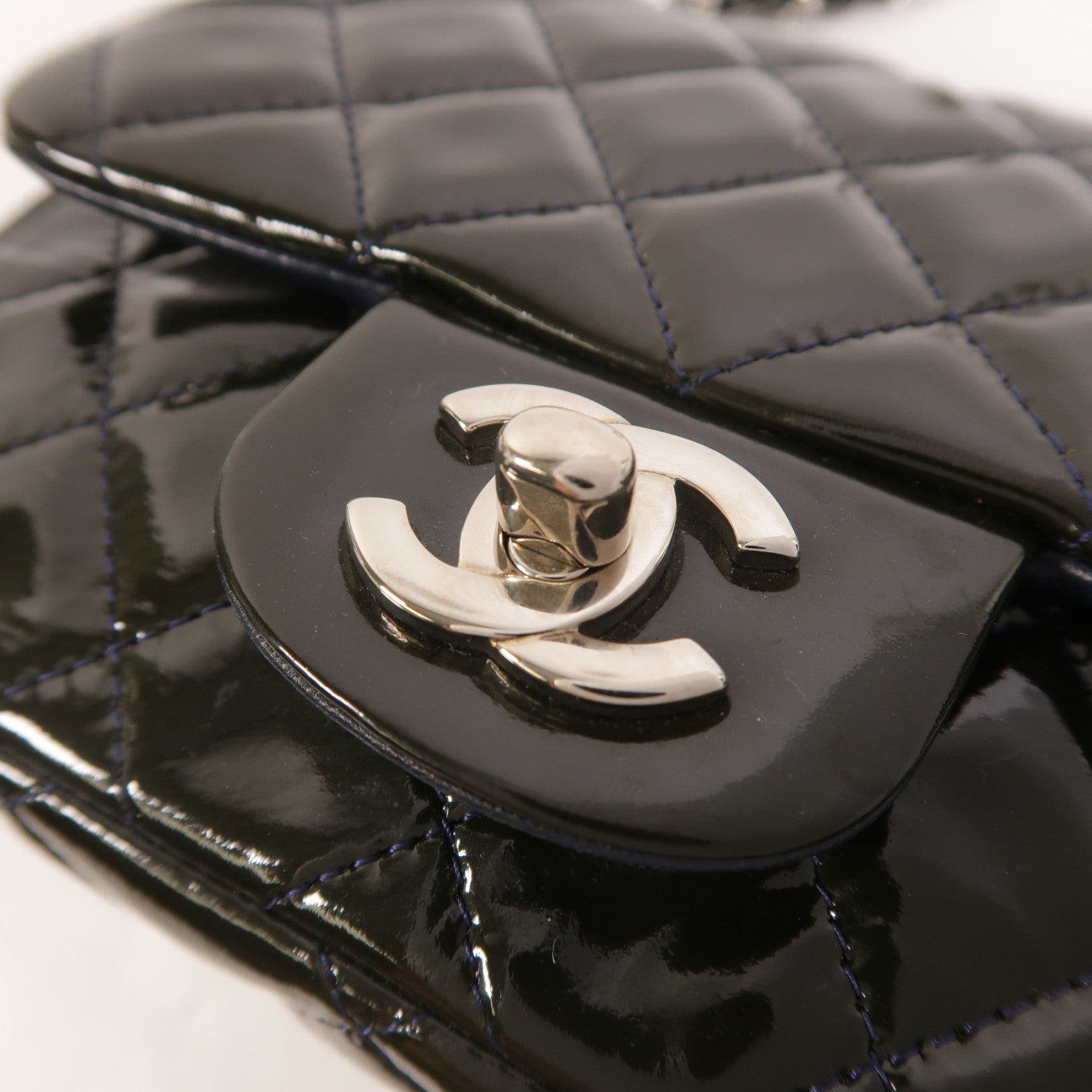 CHANEL 漆皮皮革Mini Classic 17鏈帶肩背袋