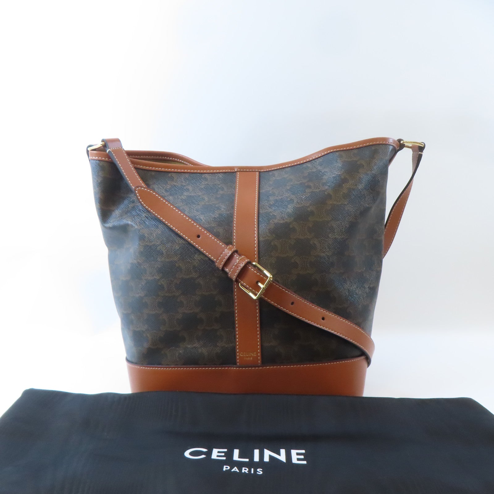 CELINE 塗層帆布Triomphe Bucket MM金扣肩背袋棕色