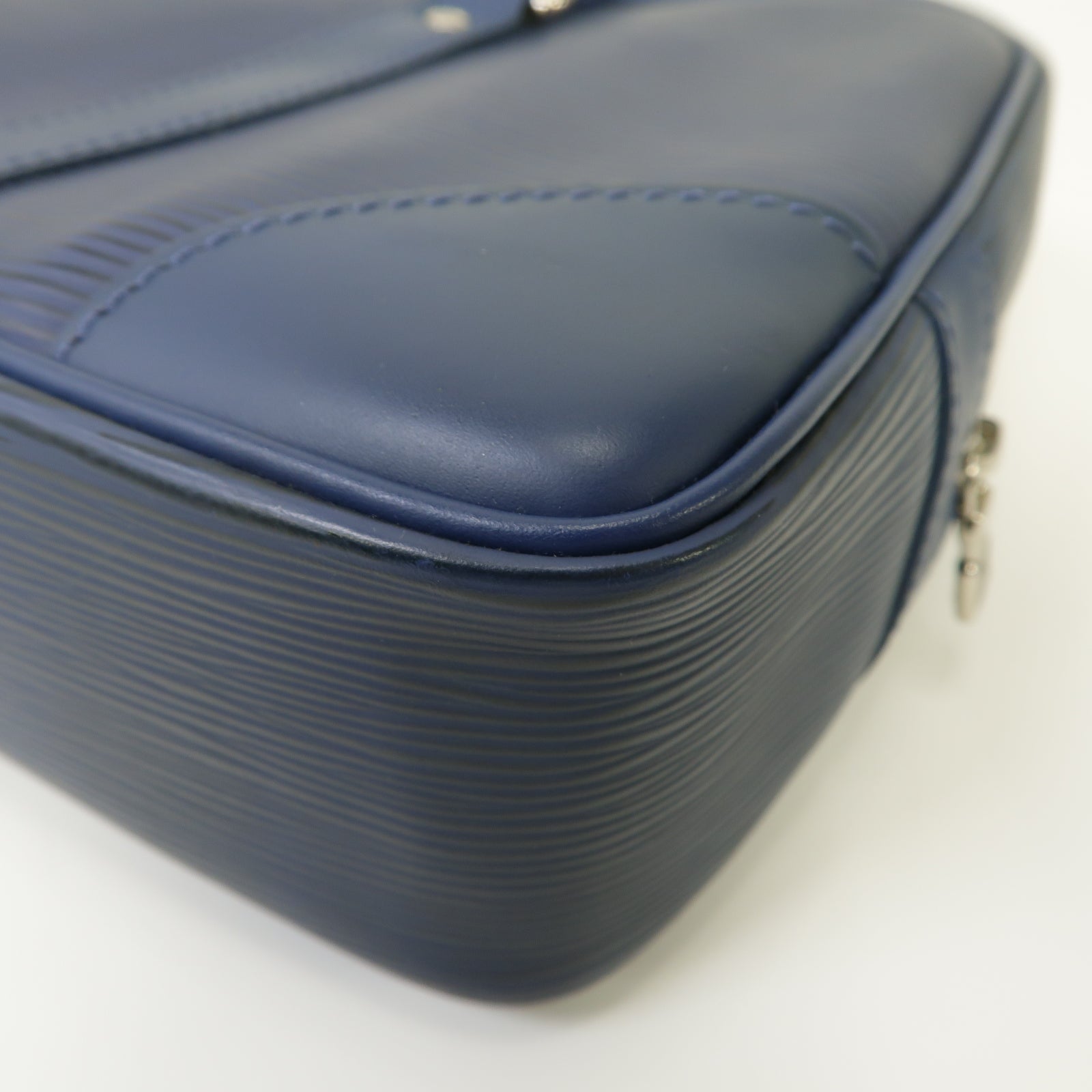 LOUIS VUITTON Epi Vivienne Long MM銀扣手挽袋藍色