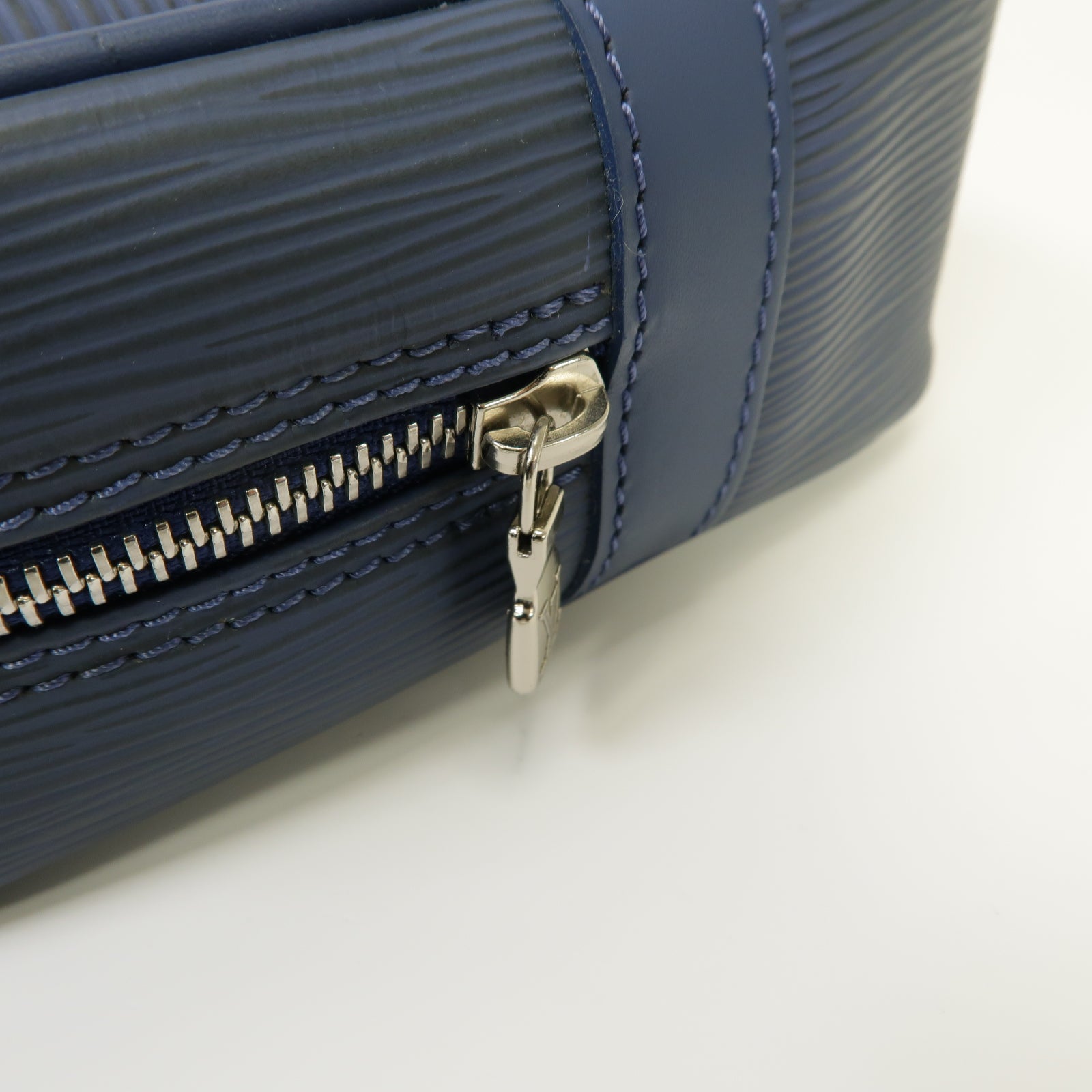 LOUIS VUITTON Epi Vivienne Long MM銀扣手挽袋藍色
