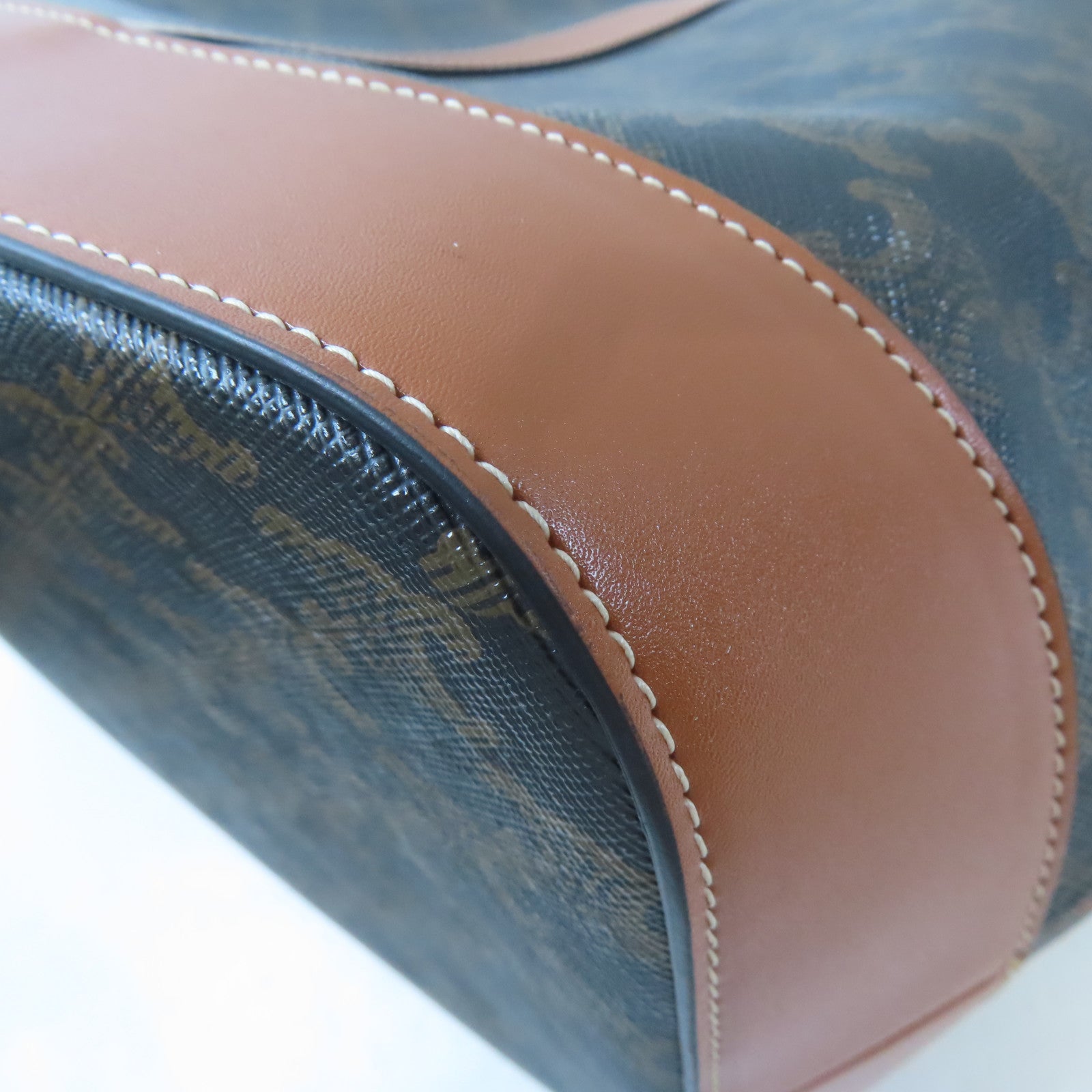 CELINE 塗層帆布Triomphe Bucket MM金扣肩背袋棕色
