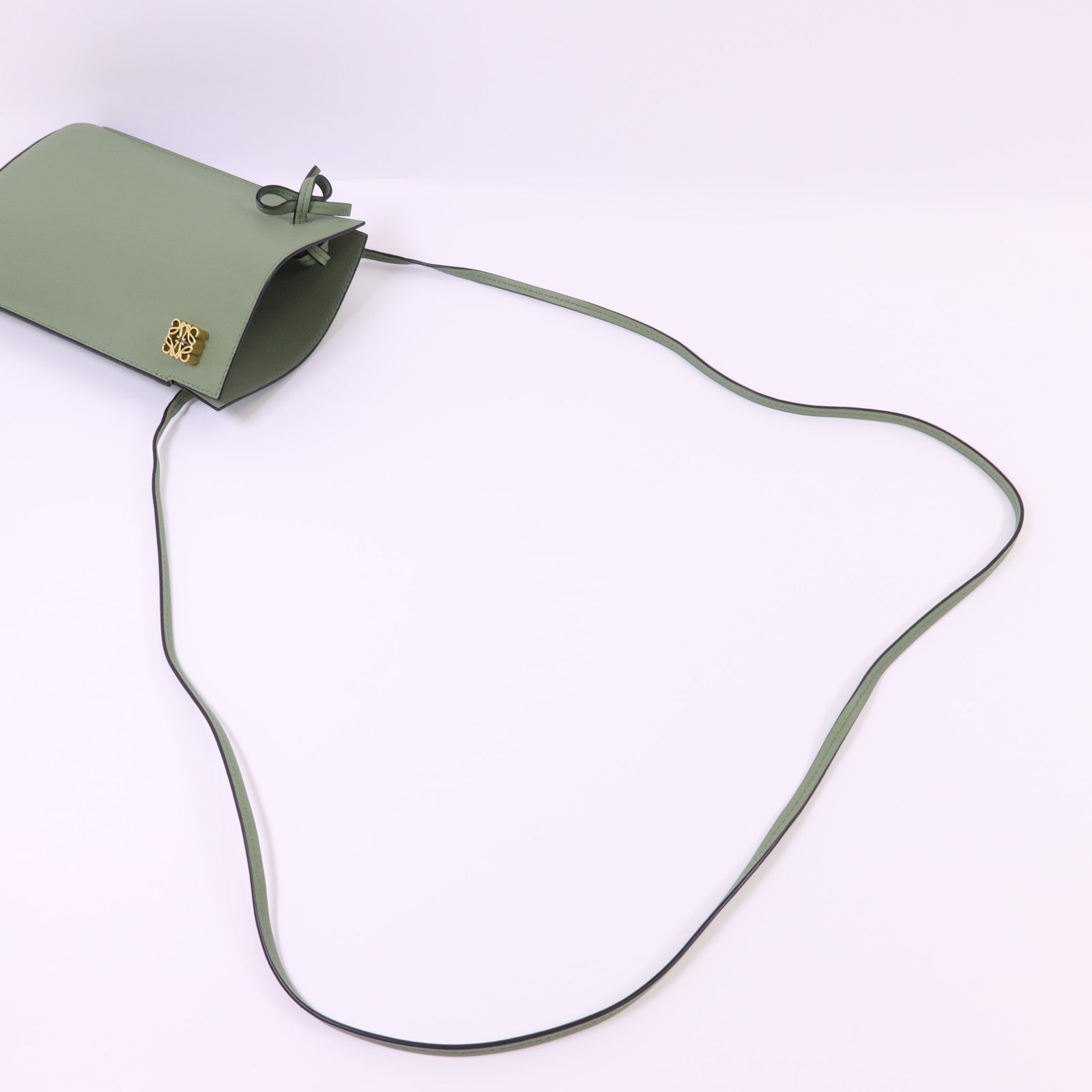 LOEWE 牛皮皮革Dice Pocket In Classic金扣肩背袋