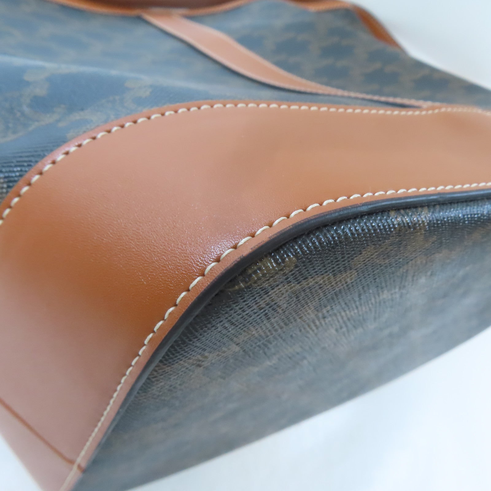 CELINE 塗層帆布Triomphe Bucket MM金扣肩背袋棕色