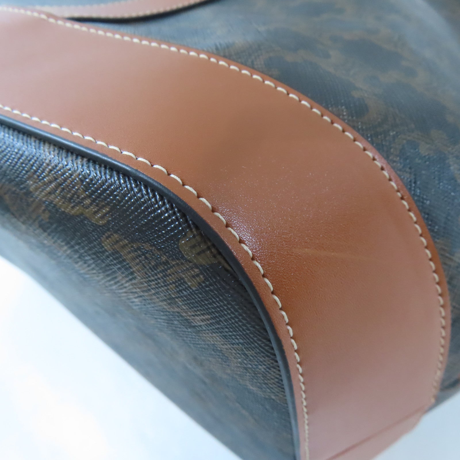 CELINE 塗層帆布Triomphe Bucket MM金扣肩背袋棕色
