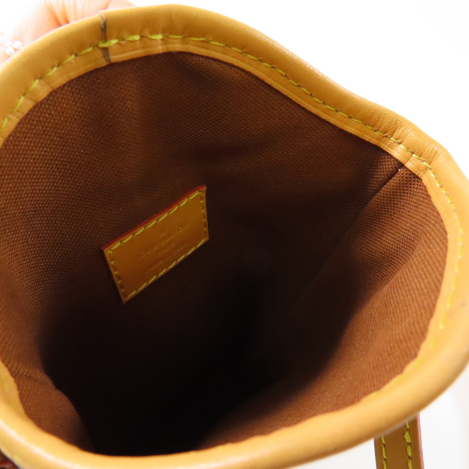 LOUIS VUITTON Monogram Fold Me Pouch金扣肩背袋