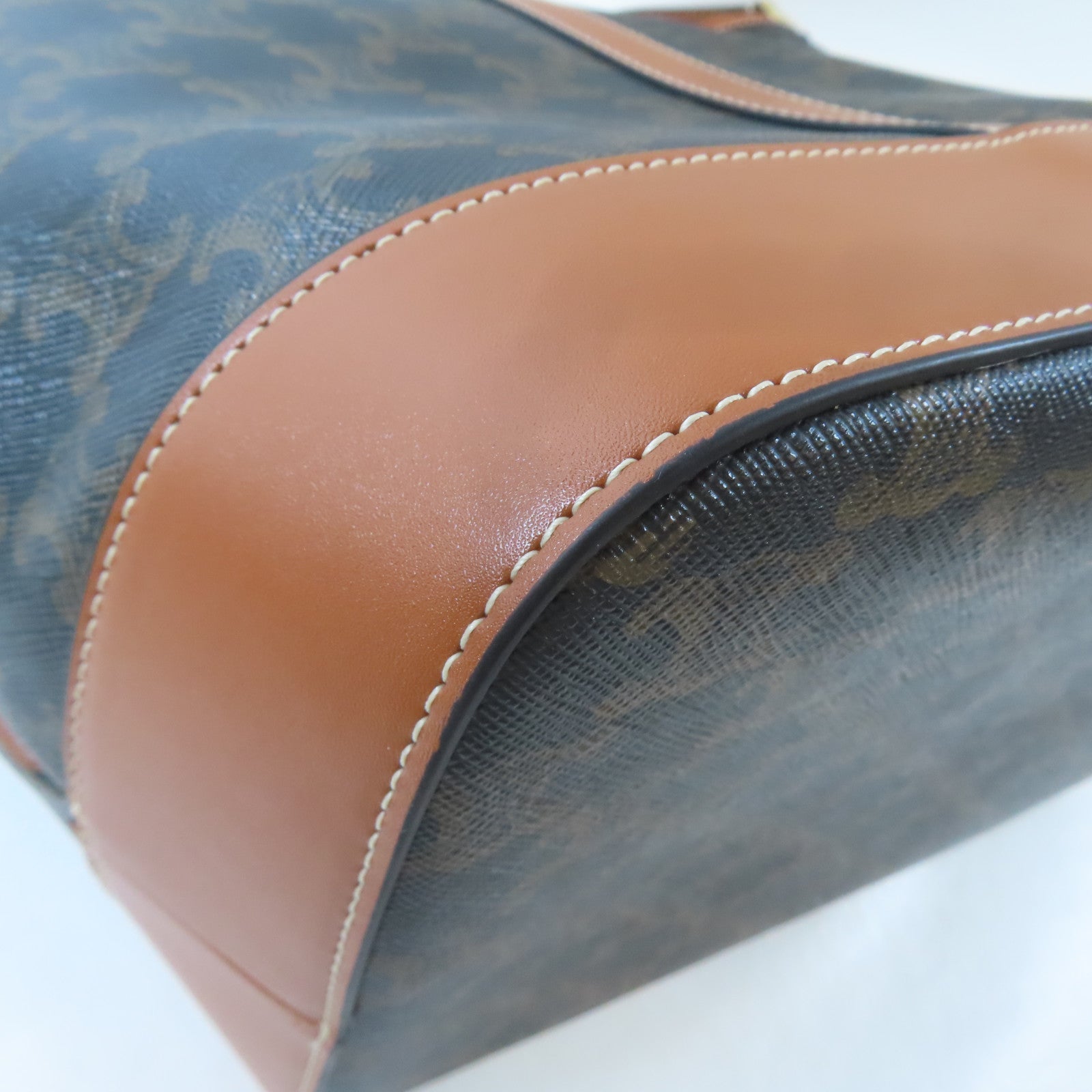 CELINE 塗層帆布Triomphe Bucket MM金扣肩背袋棕色