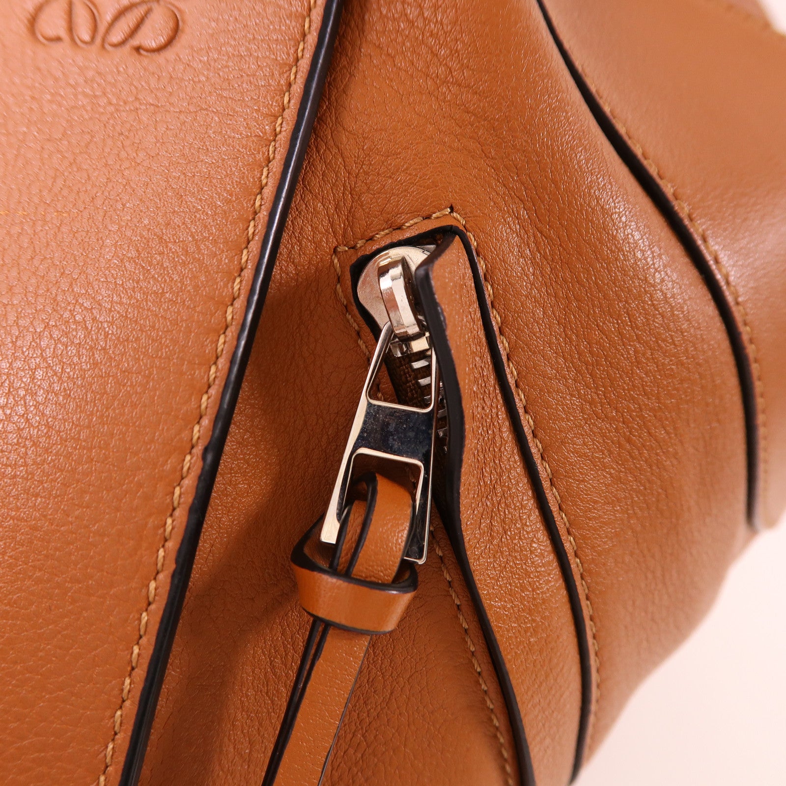 LOEWE 牛皮皮革Hammock銀扣手挽肩背兩用袋