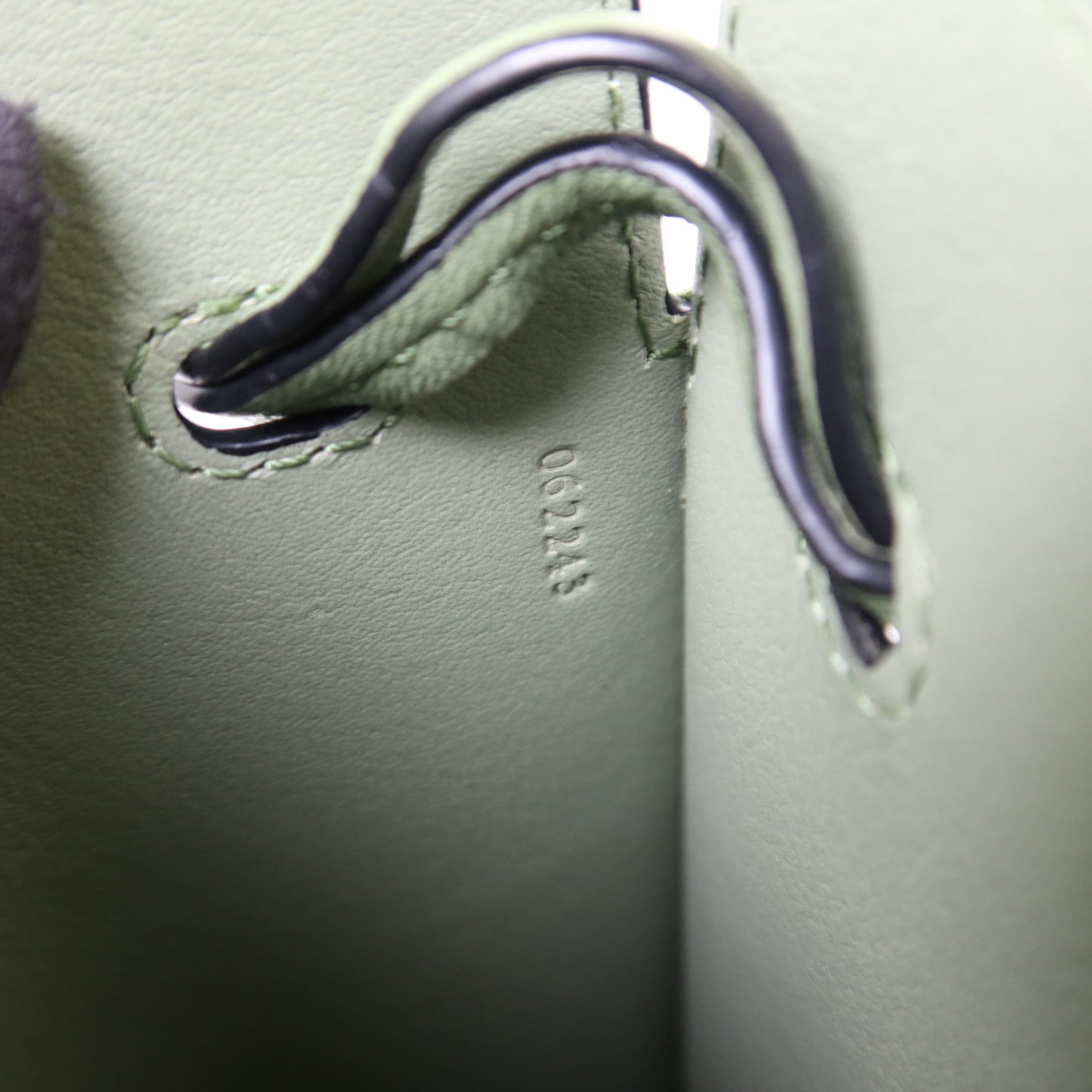 LOEWE 牛皮皮革Dice Pocket In Classic金扣肩背袋