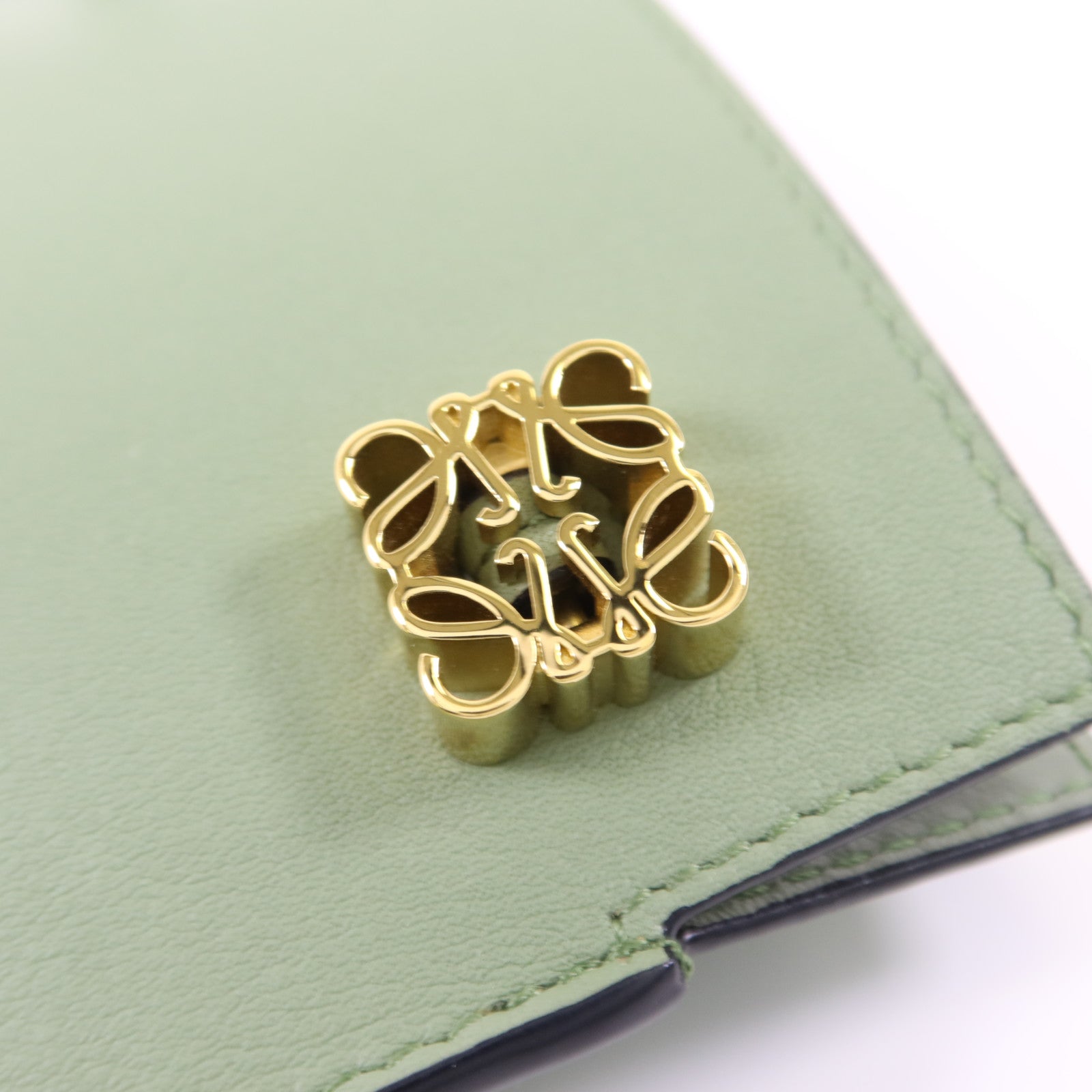 LOEWE 牛皮皮革Dice Pocket In Classic金扣肩背袋