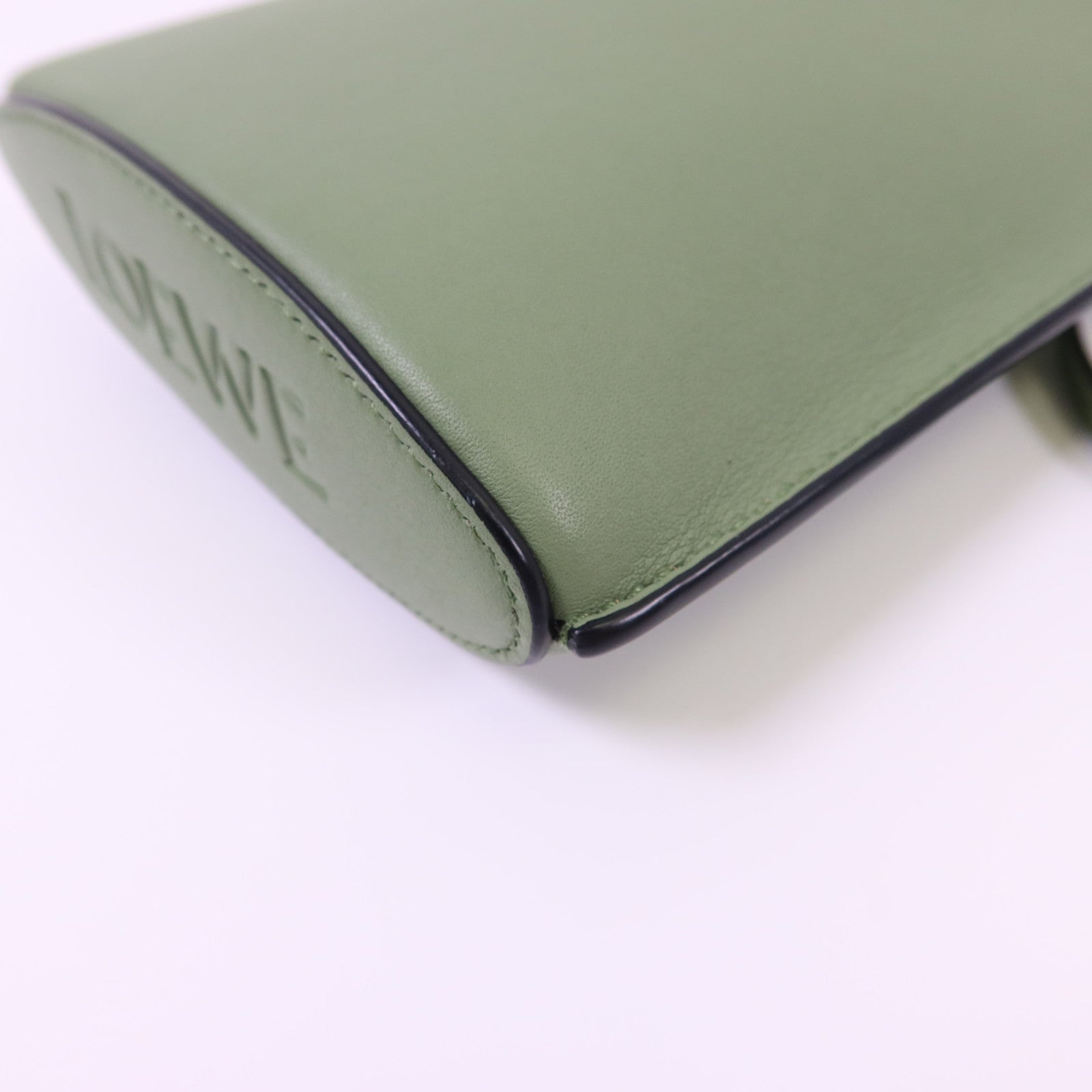 LOEWE 牛皮皮革Dice Pocket In Classic金扣肩背袋