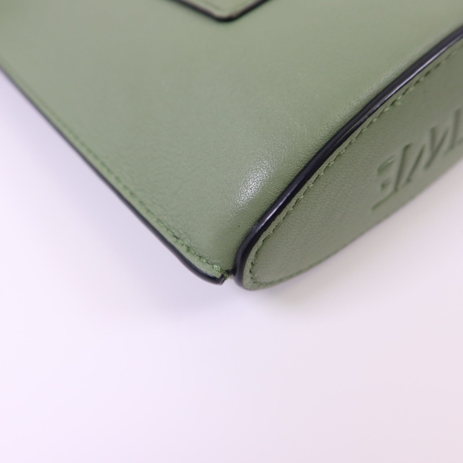 LOEWE 牛皮皮革Dice Pocket In Classic金扣肩背袋