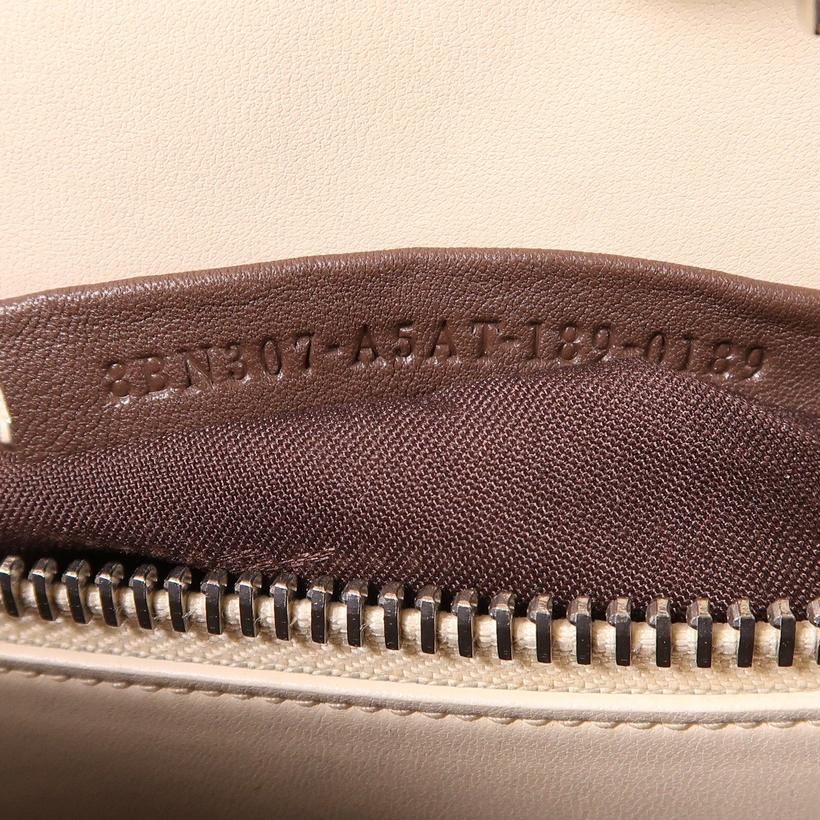 FENDI 牛皮皮革Peekaboo Medium銀扣手挽袋