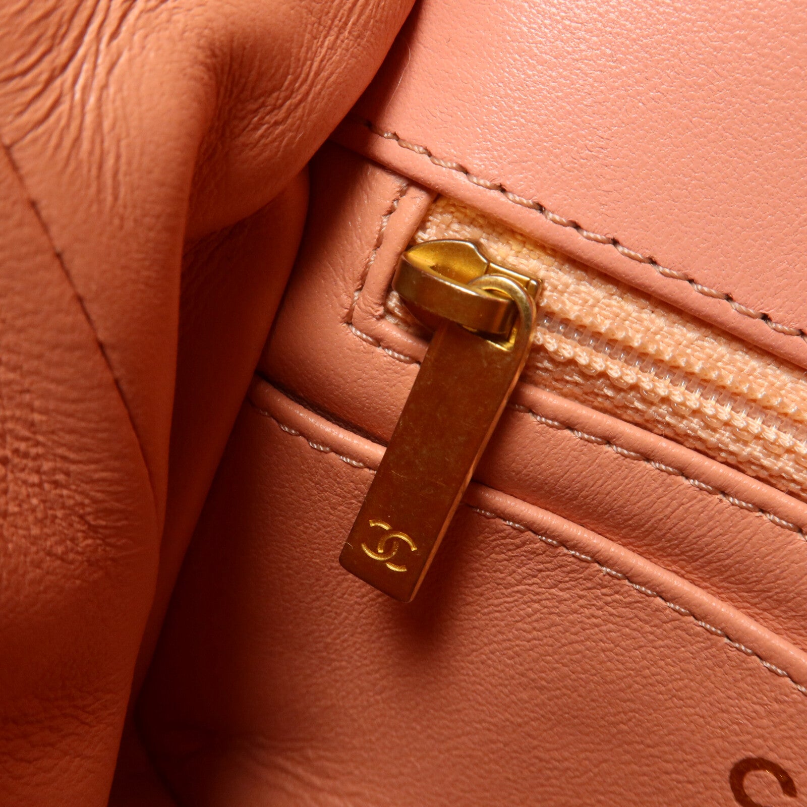 CHANEL 絨布Mini Velvet Enamel Flap Bag鏈帶肩背袋