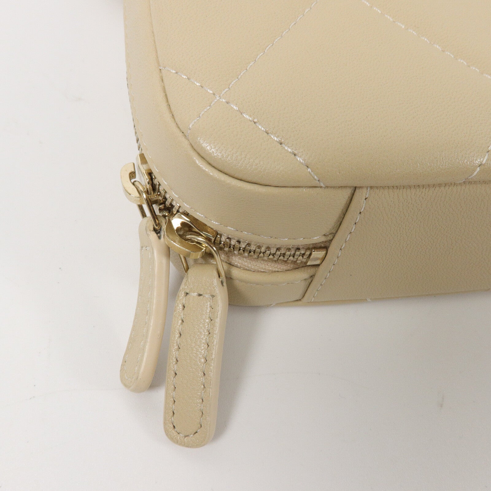 CHANEL 羊皮皮革Chanel 19 Phone Case With Chain鏈帶肩背袋