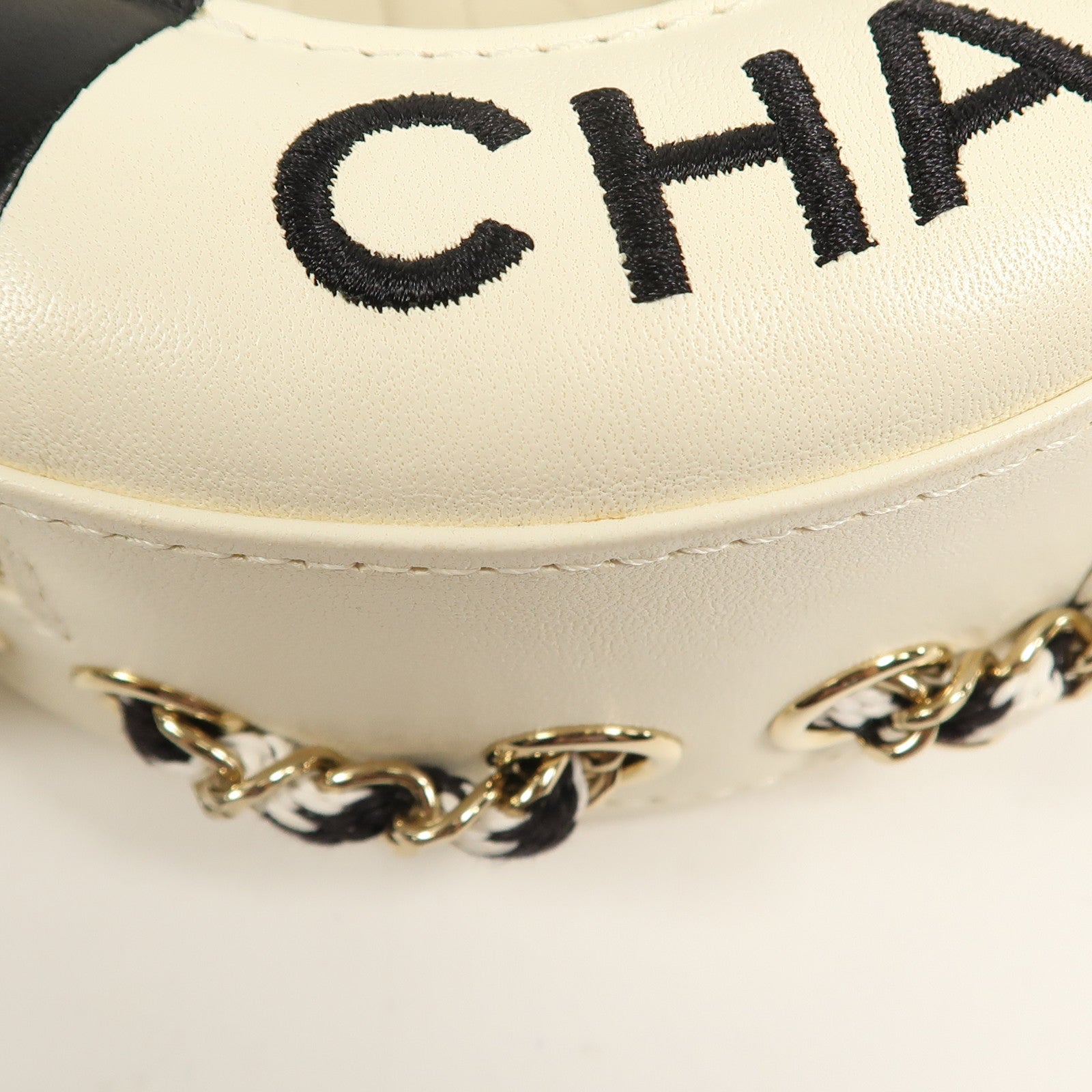 CHANEL 羊皮皮革Coco Life Saver Round Bag金扣鏈帶肩背袋