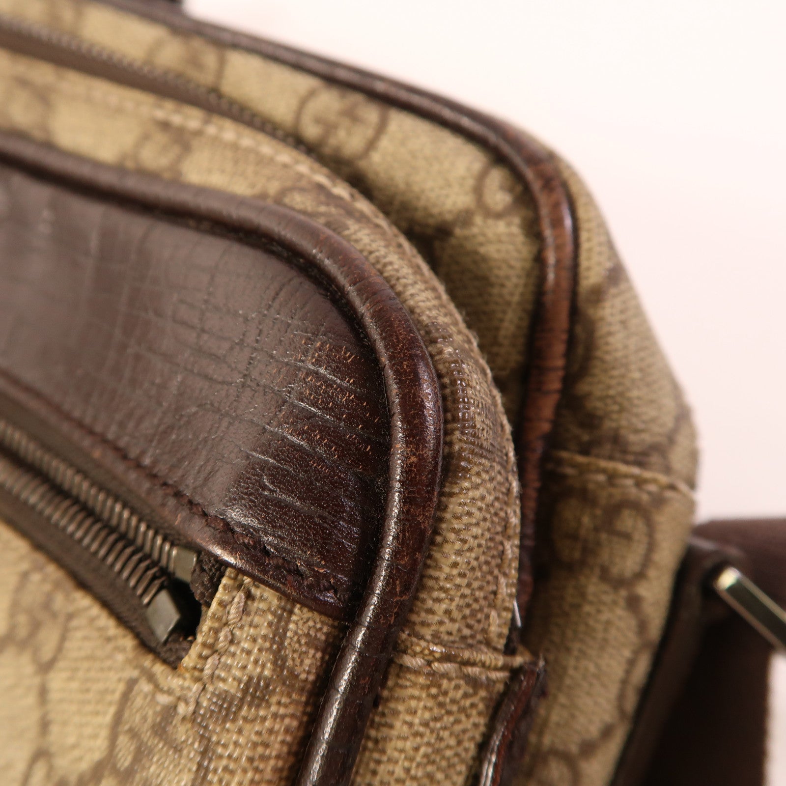 GUCCI 塗層帆布Shoulder Bag銀扣肩背袋