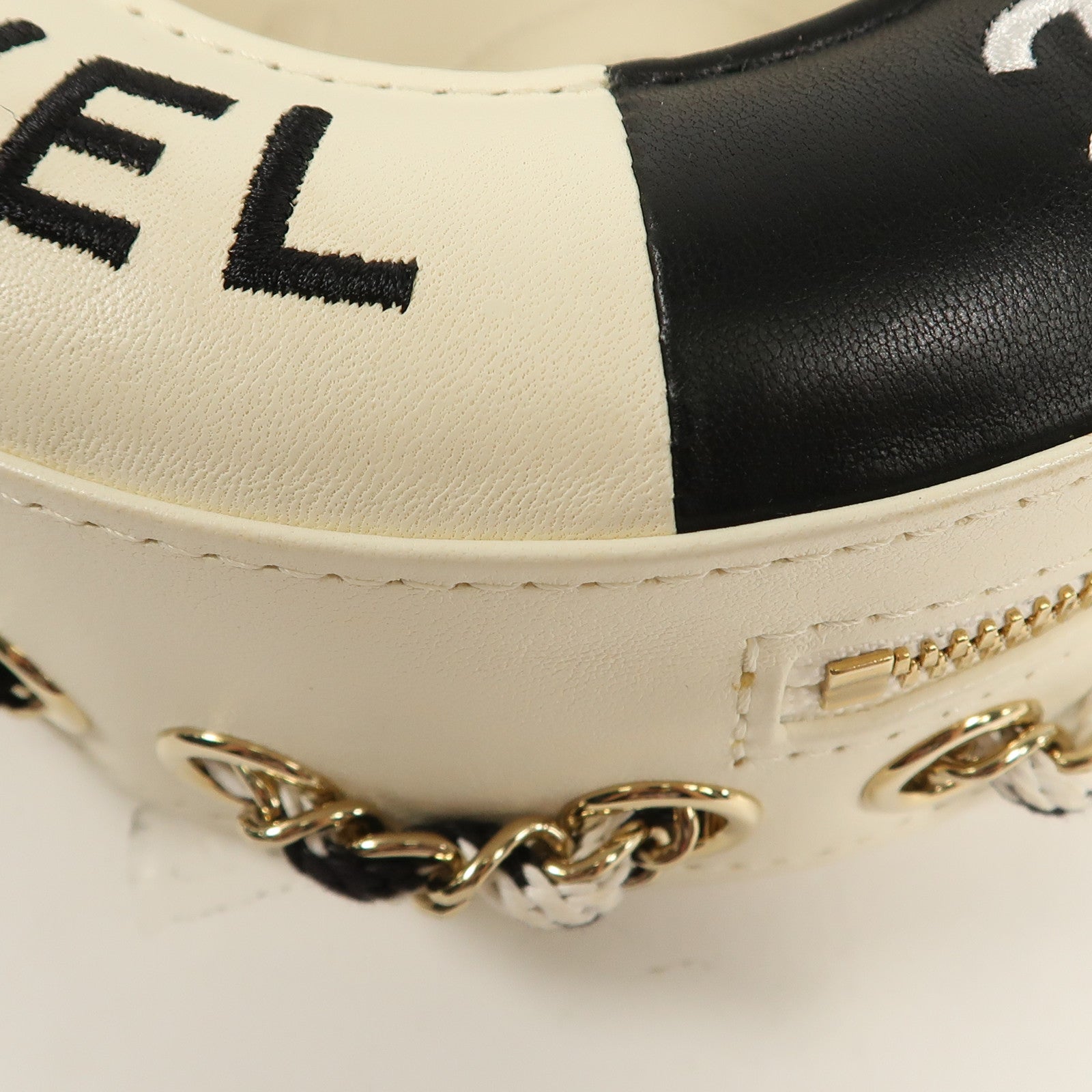 CHANEL 羊皮皮革Coco Life Saver Round Bag金扣鏈帶肩背袋