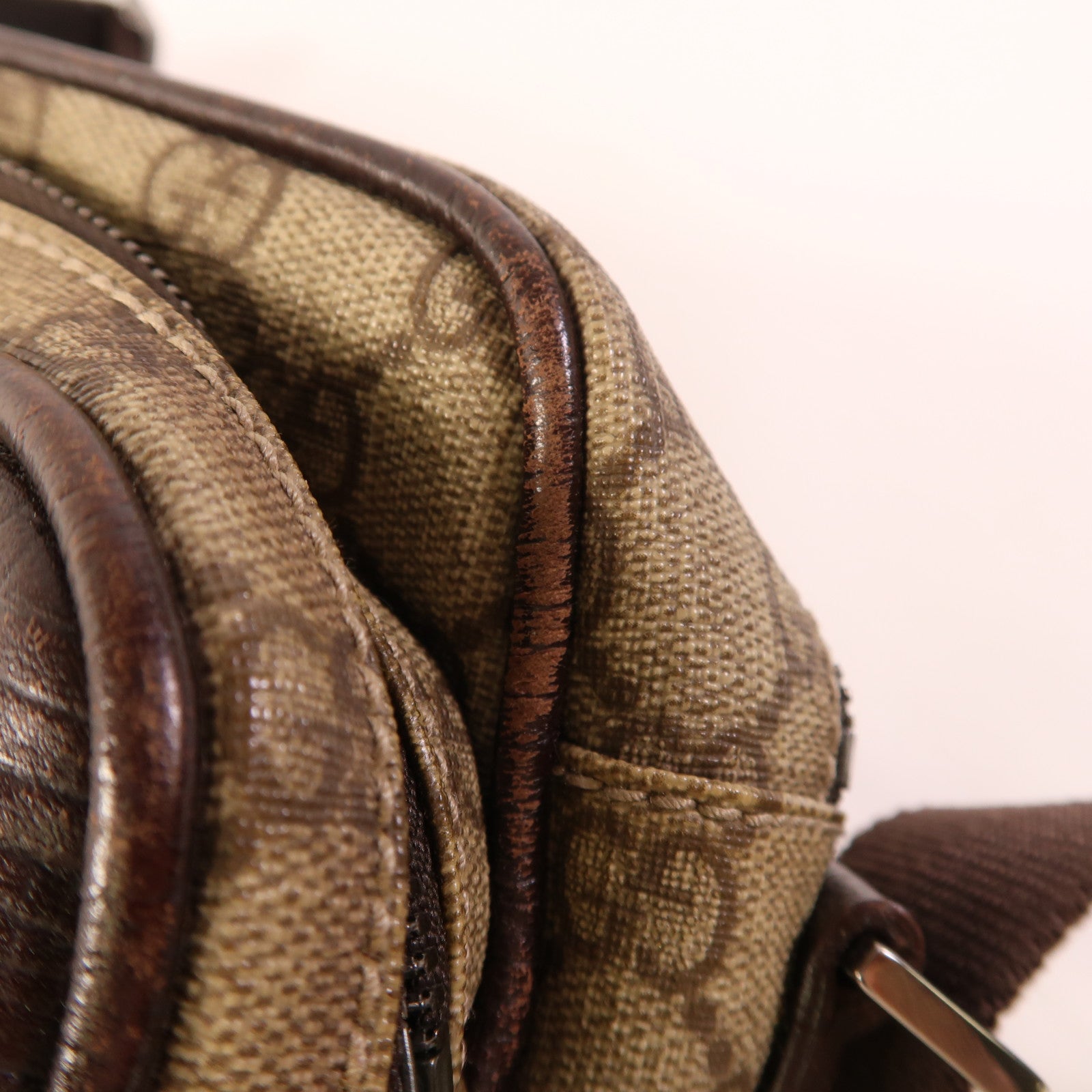 GUCCI 塗層帆布Shoulder Bag銀扣肩背袋