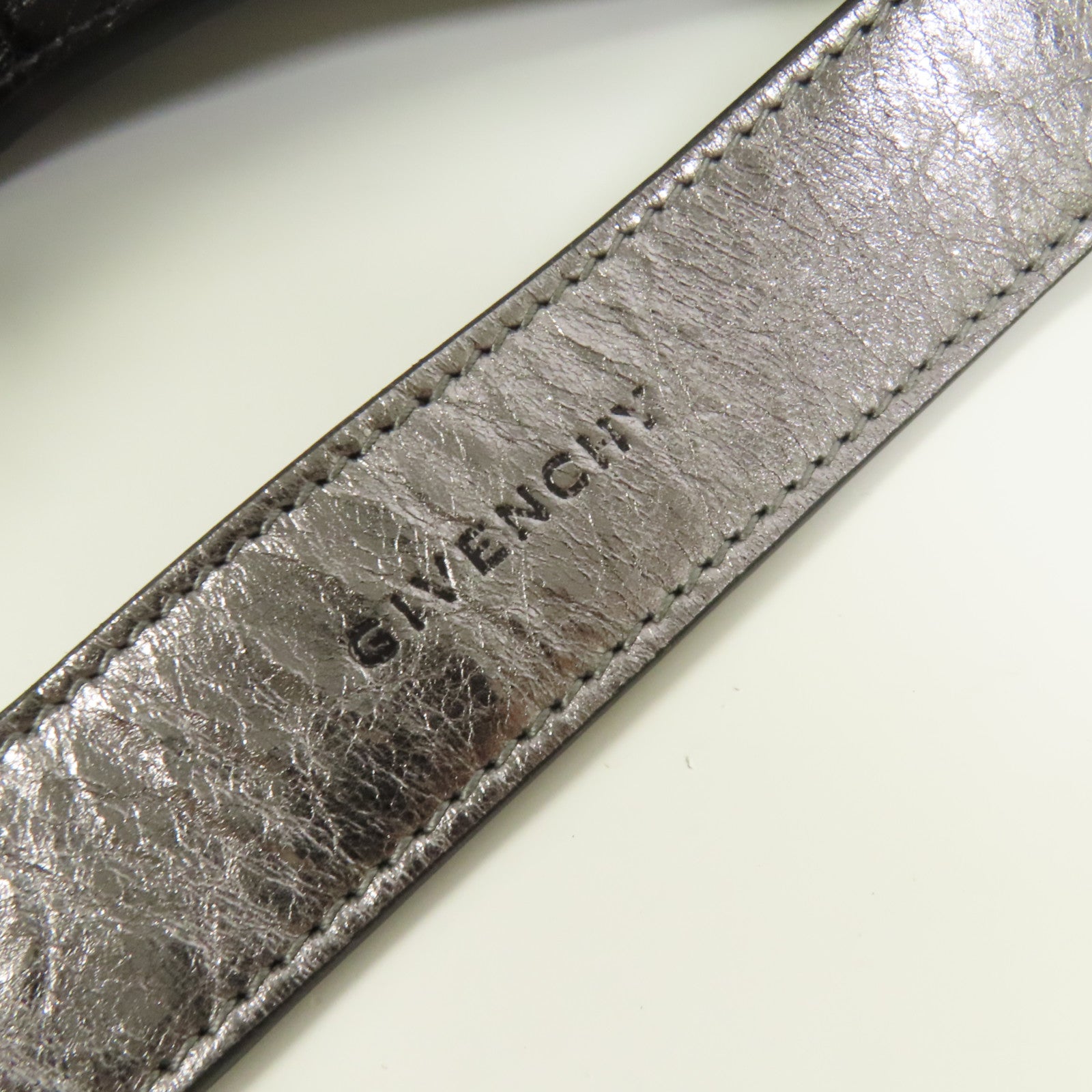 GIVENCHY 牛皮皮革Voyou MM銀扣肩背袋