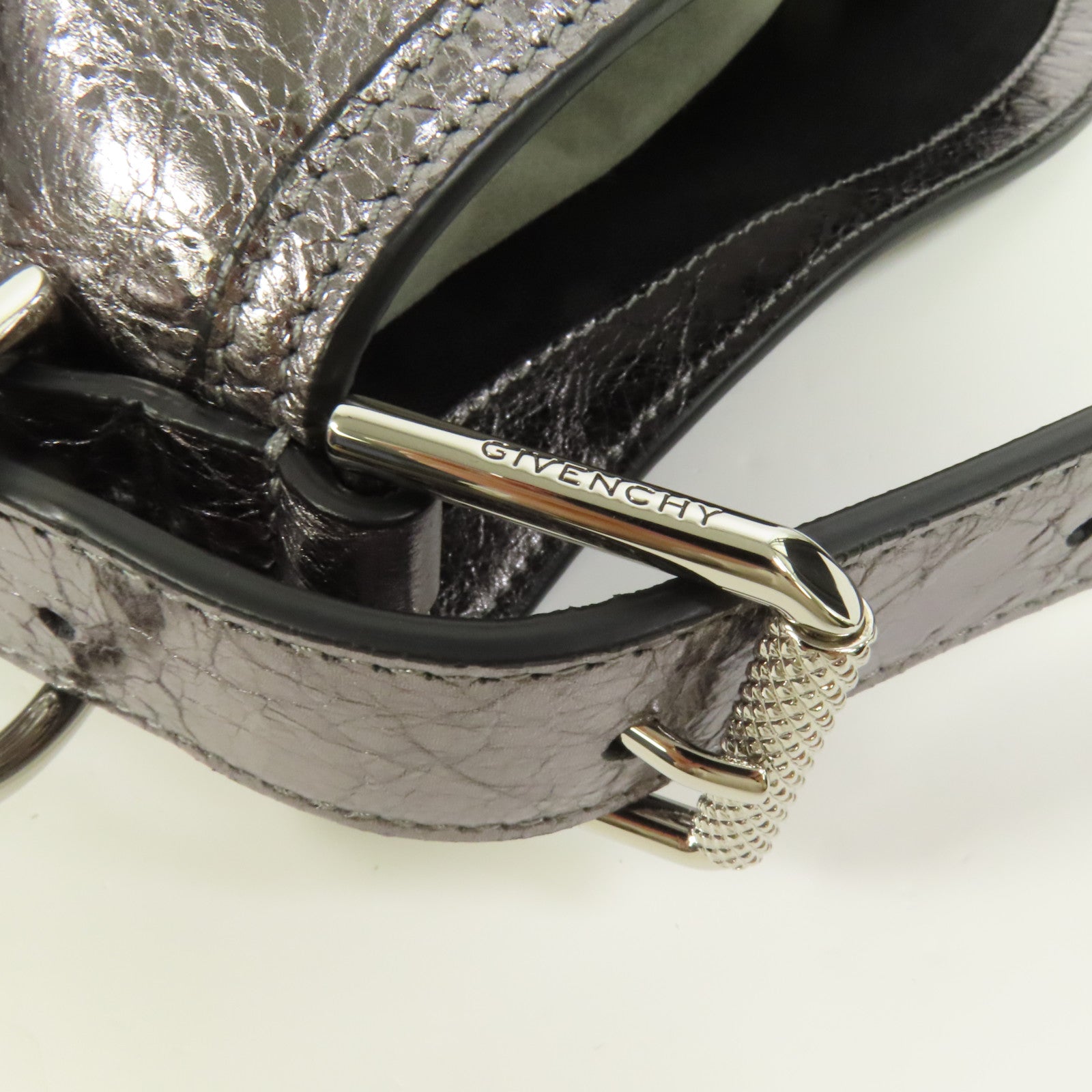 GIVENCHY 牛皮皮革Voyou MM銀扣肩背袋