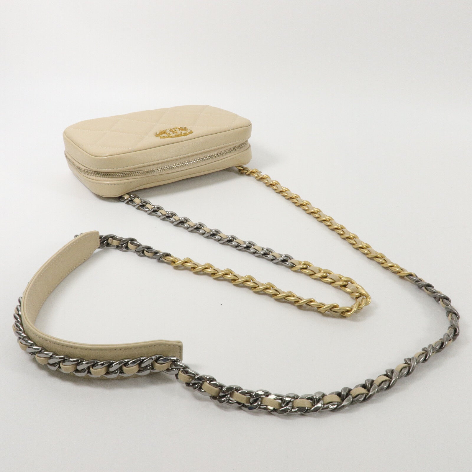 CHANEL 羊皮皮革Chanel 19 Phone Case With Chain鏈帶肩背袋