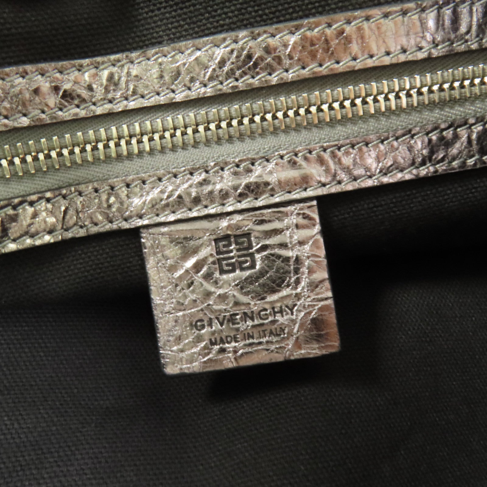 GIVENCHY 牛皮皮革Voyou MM銀扣肩背袋