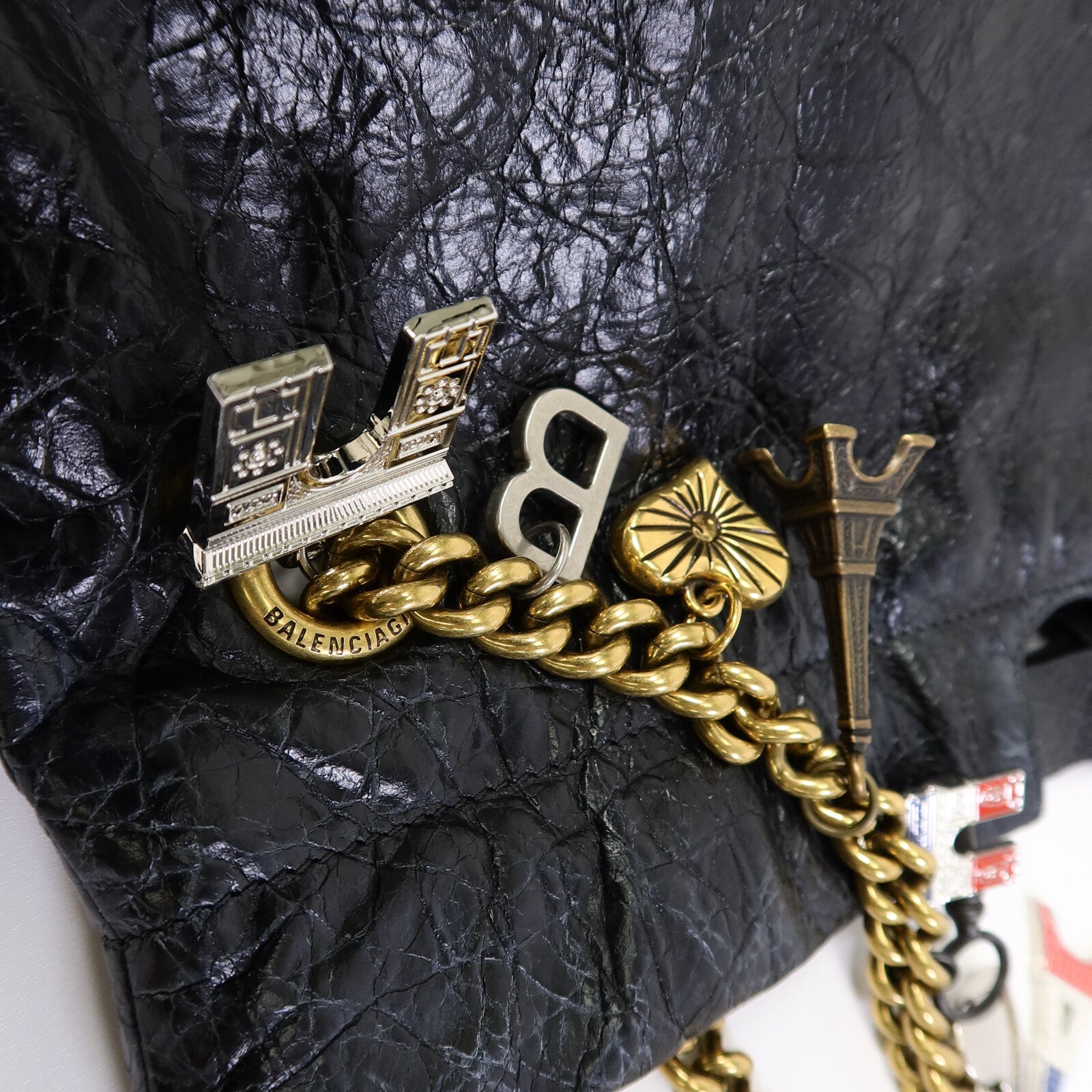 BALENCIAGA 羊皮皮革Crush Medium Tote Bag鏈帶肩背袋
