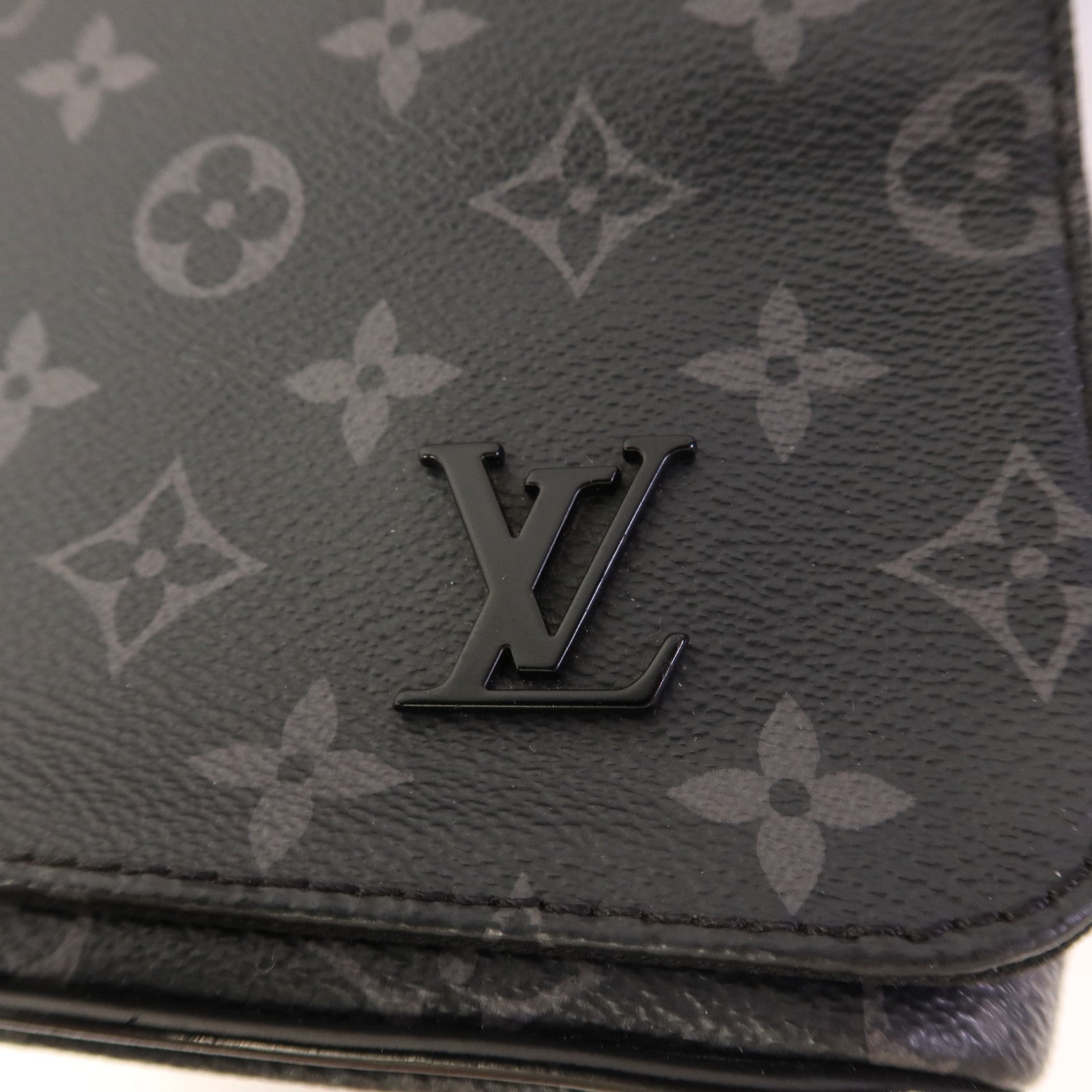 LOUIS VUITTON Monogram Eclipse District PM銀扣肩背袋
