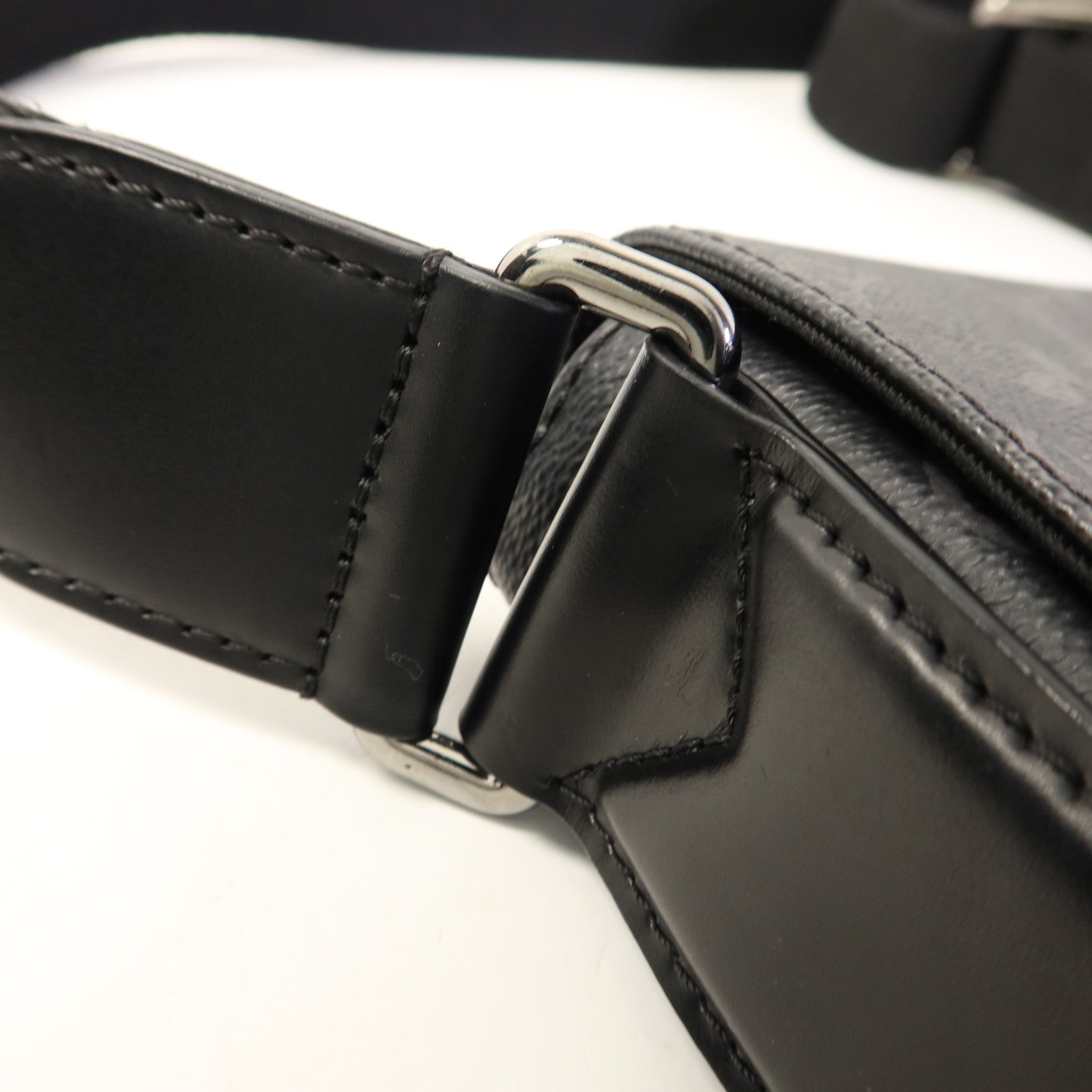 LOUIS VUITTON Monogram Eclipse District PM銀扣肩背袋